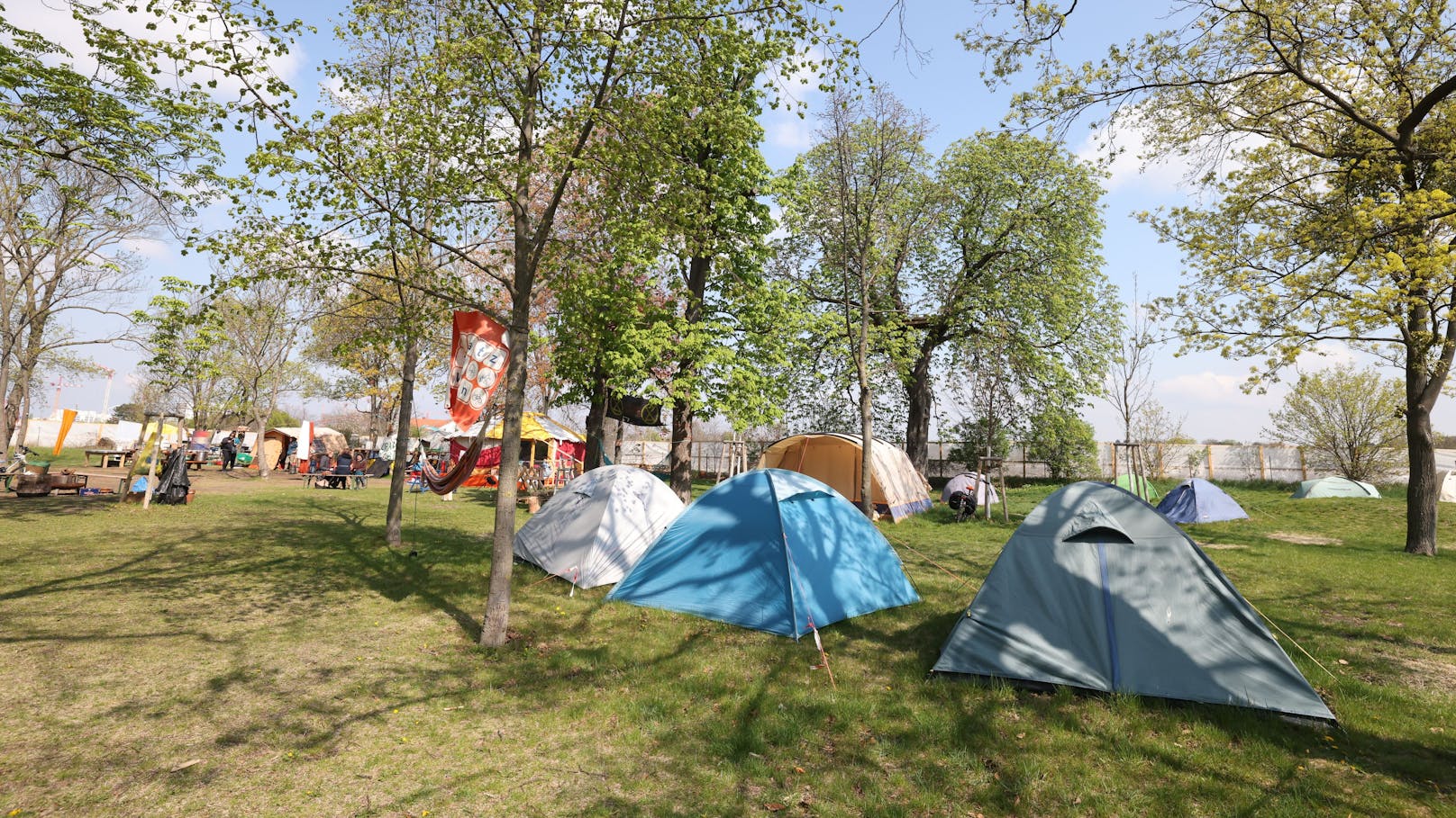 Laut Klimaaktivisten will die Stadt das Lobau-Camp in der Wiener Anfanggasse vorzeitig räumen lassen.