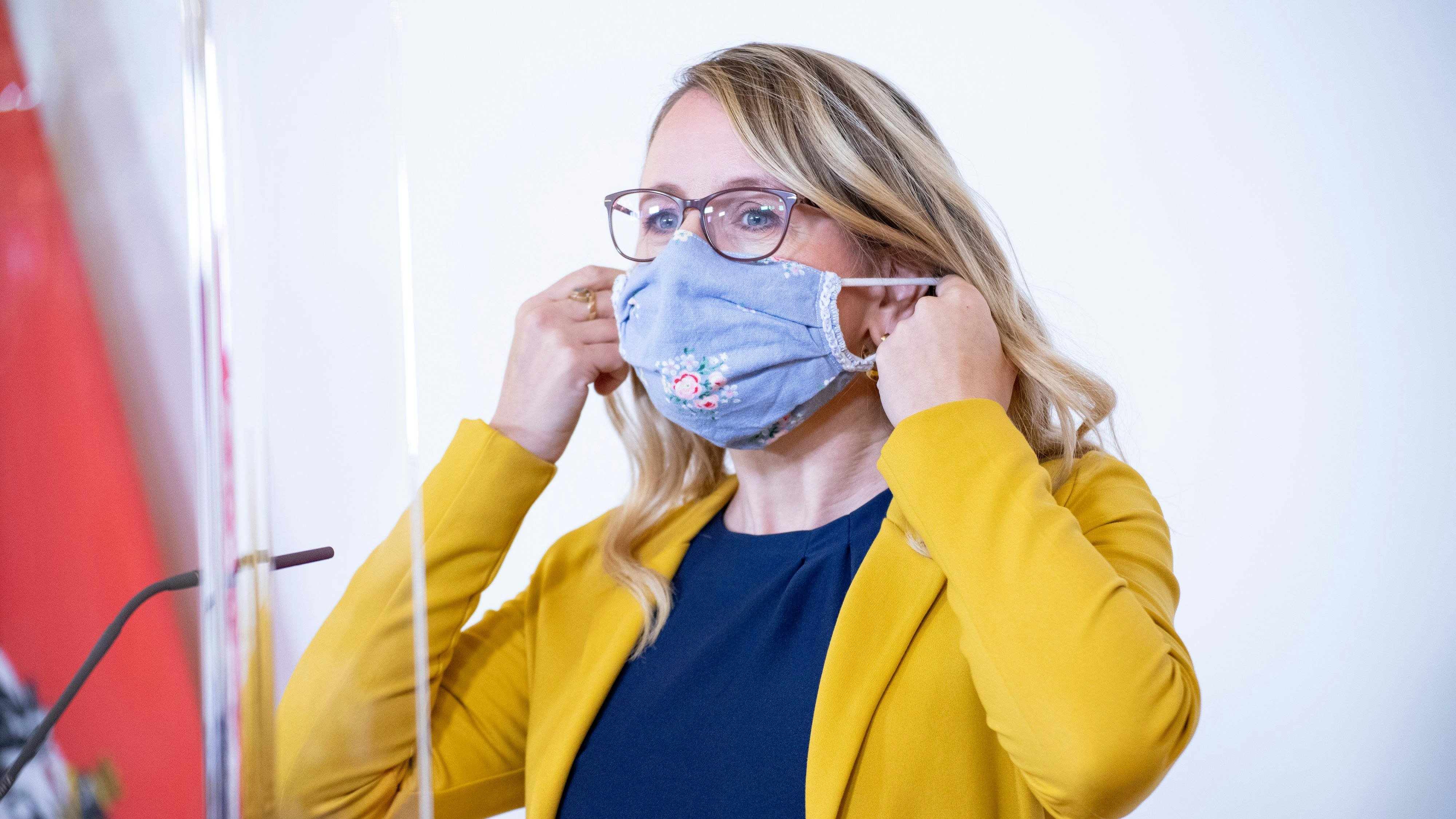 Download von www.picturedesk.com am 22.06.2022 (08:31).  Im Bundeskanzleramt in Wien fand heute eine Pressekonferenz zum Thema ,,Aktuelles zu Standort und Beschäftigung" statt. Im Bild: Wirtschaftsministerin Margarete Schramböck (ÖVP). Wien, Österreich. 13.10.2020 - 20201013_PD2663 - Rechteinfo: Rights Managed (RM)