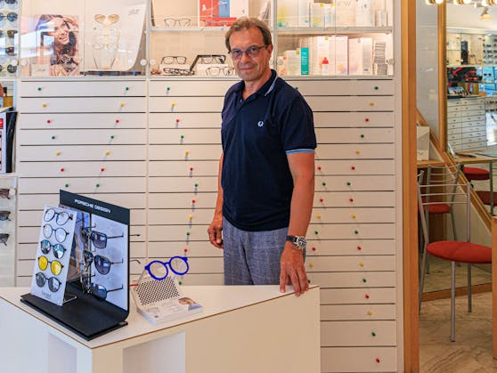 Die Familie Stütz verkauft in Linz seit 1964 Brillen. Karl Stütz (61) blickt trotz Teuerung positiv in die Zukunft.