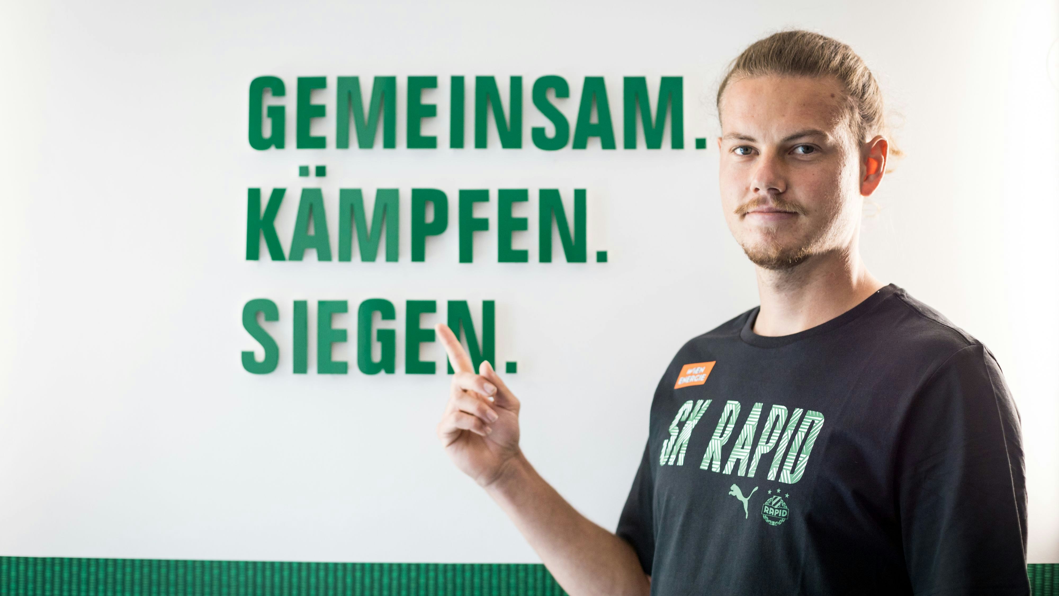 Patrick Greil zeigt an, was sein Ziel in Hütteldorf ist.