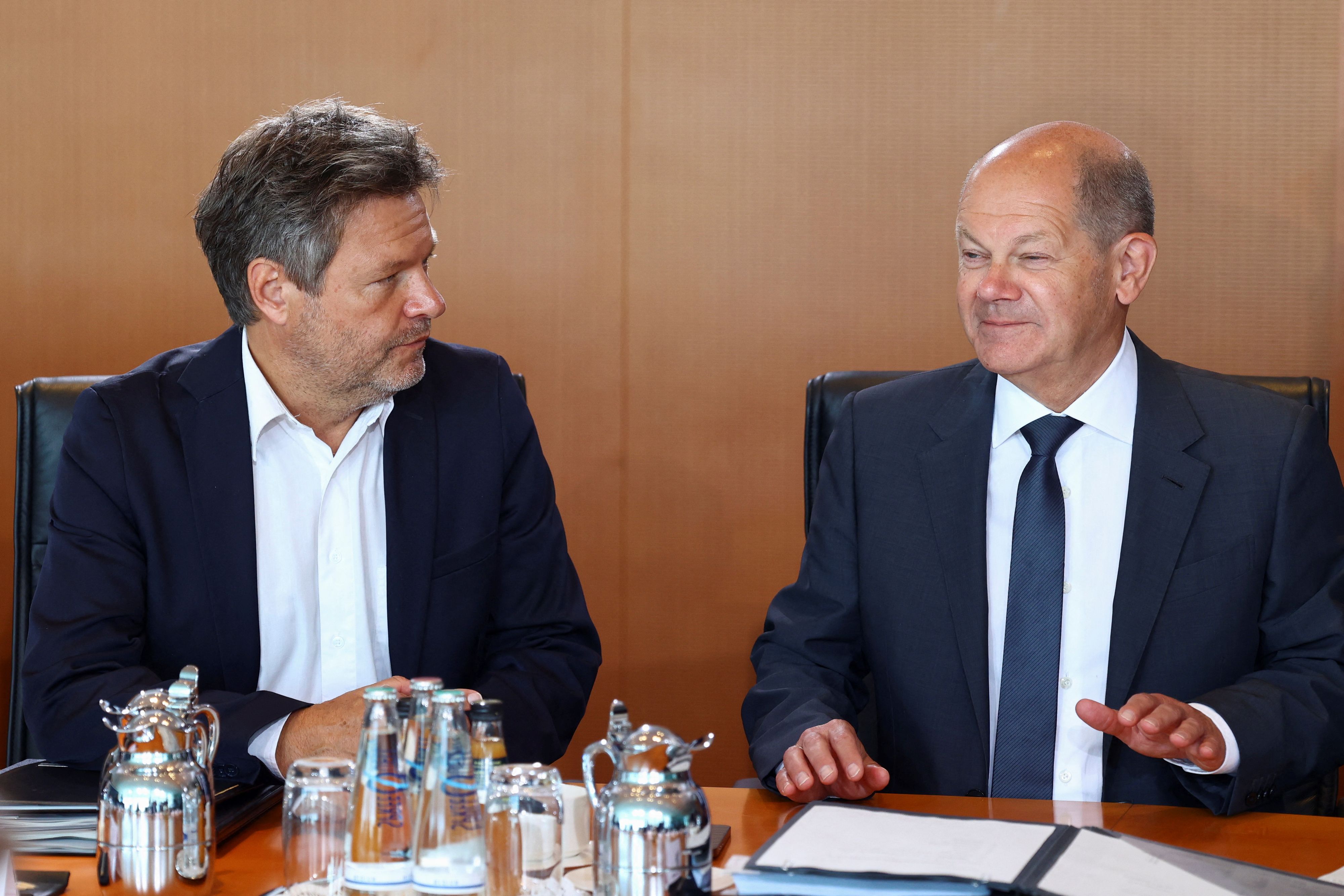 Der deutsche Vize Robert Habeck neben Kanzler Olaf Scholz (r.)