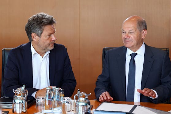 Der deutsche Vize Robert Habeck neben Kanzler Olaf Scholz (r.)