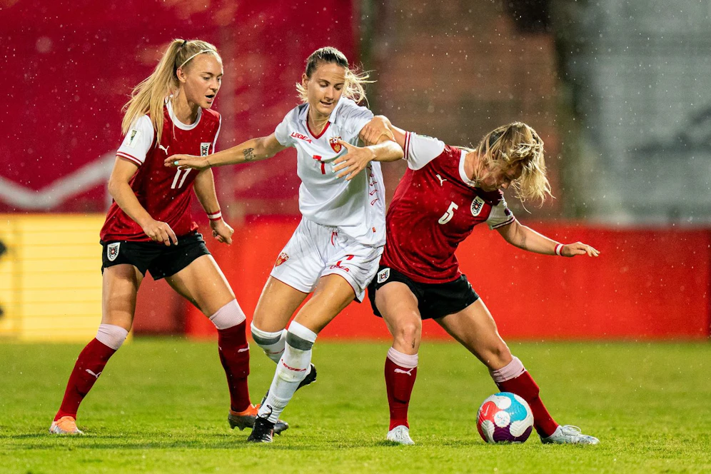 Klarer Heimsieg für die ÖFB-Stars rund um Sarah Puntigam (l.).