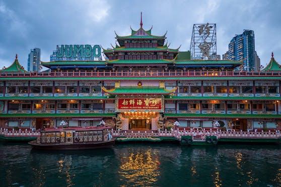 Mit einer länge von etwa 80 Metern und einer Personenkapazität für 2.000 Leute, wurde das schwimmende, dreistöckige Restaurant zu einer Touristenattraktion im Hafen vor Hongkong.