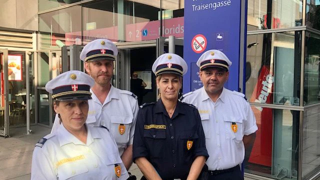 Mitarbeiter der Parkraumüberwachung halfen verletztem Jugendlichen. 