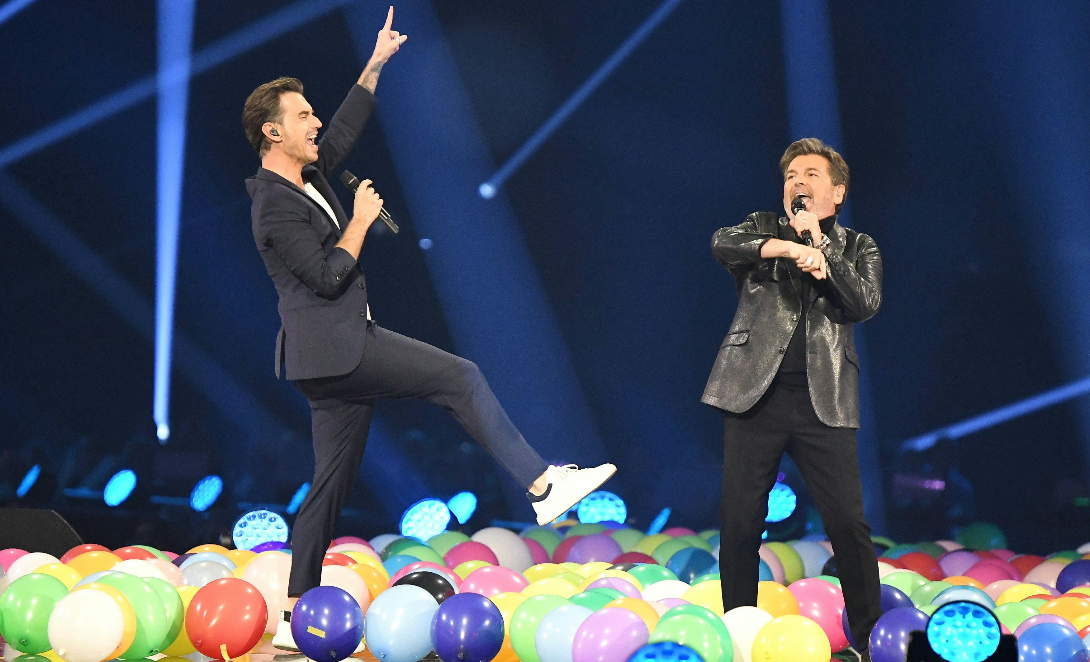 Download von www.picturedesk.com am 22.06.2022 (09:27).  23.10.2021, Westfalen Halle, Dortmund, GER, das internationale Schlagerfest mit Florian Silbereisen, im Bild Florian Silbereisen+Thomas Anders // during the international Schlagerfest with Florian Silbereisen at the Westfalen Halle in Dortmund, Germany on 2021/10/23. EXPA Pictures © 2021, PhotoCredit: EXPA/ Eibner-Pressefoto/ Zichy *****ATTENTION - OUT of GER***** - 20211024_PD9757 - Rechteinfo: Rights Managed (RM)