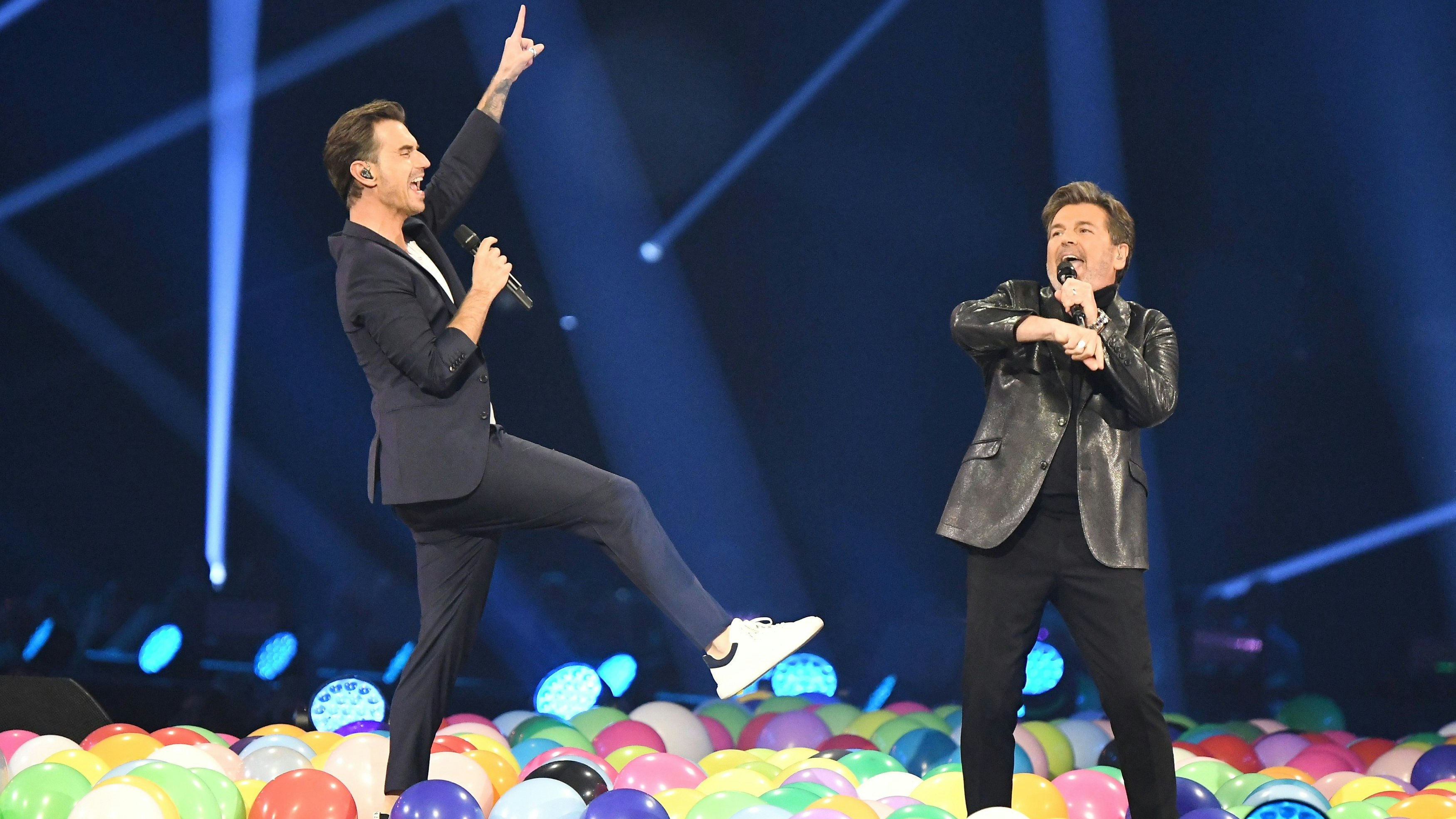 Download von www.picturedesk.com am 22.06.2022 (09:27).  23.10.2021, Westfalen Halle, Dortmund, GER, das internationale Schlagerfest mit Florian Silbereisen, im Bild Florian Silbereisen+Thomas Anders // during the international Schlagerfest with Florian Silbereisen at the Westfalen Halle in Dortmund, Germany on 2021/10/23. EXPA Pictures © 2021, PhotoCredit: EXPA/ Eibner-Pressefoto/ Zichy *****ATTENTION - OUT of GER***** - 20211024_PD9757 - Rechteinfo: Rights Managed (RM)