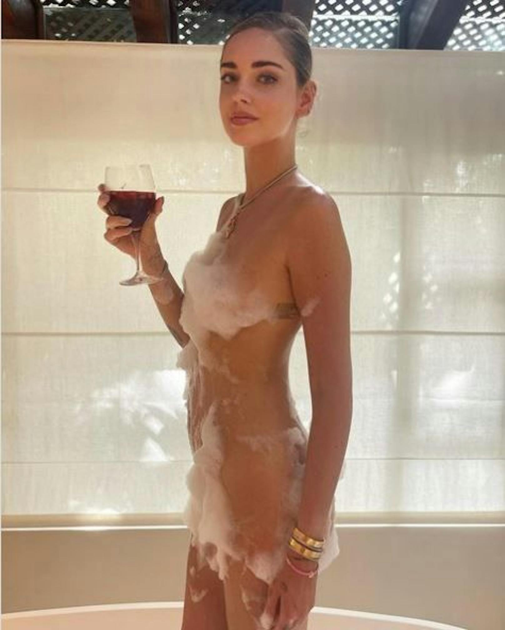 Model Chiara Ferragni posiert mit Weinglas in der Hand und trägt dabei nichts außer Badeschaum auf ihrem Körper...