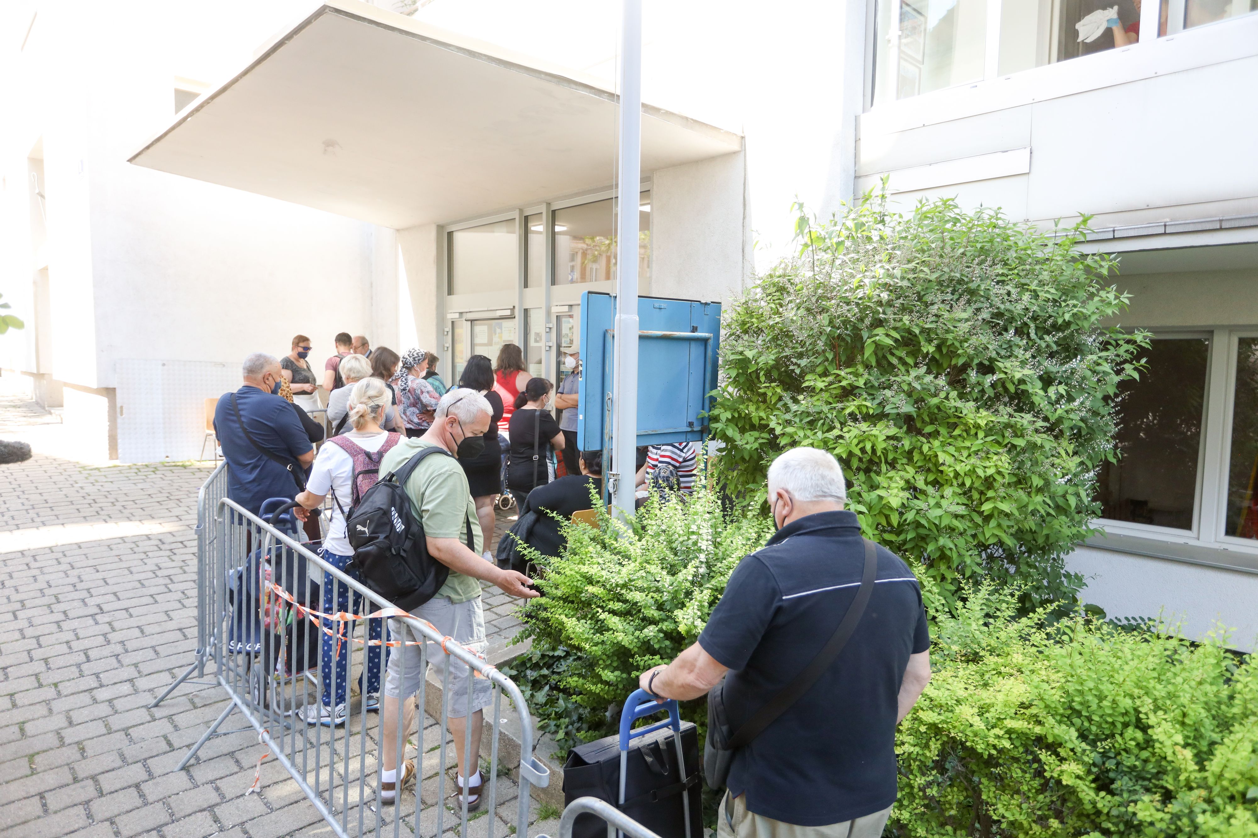 Die Schlangen vor den Lebensmittelausgaben der Caritas werden zusehends länger. Mitunter kommt es auch zu dramatischen Szenen.