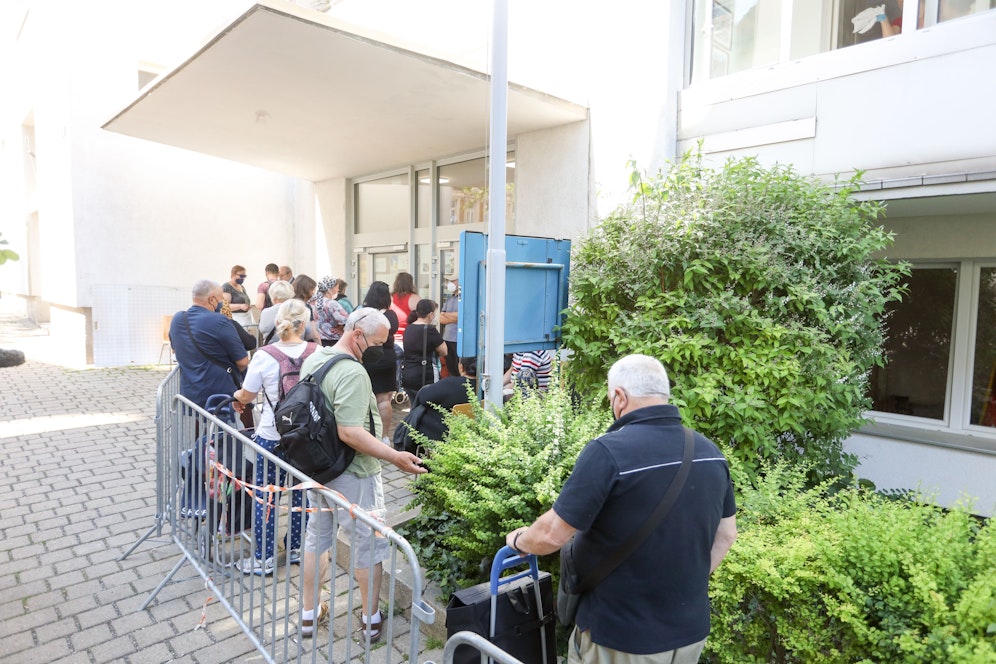 Lange Schlangen vor der Pfarre Alt Ottakring, eine der Ausgabestellen der Caritas. Die hohe Nachfrage und zu wenig Spenden zwingen die Caritas Wien vorerst zur Schließung.