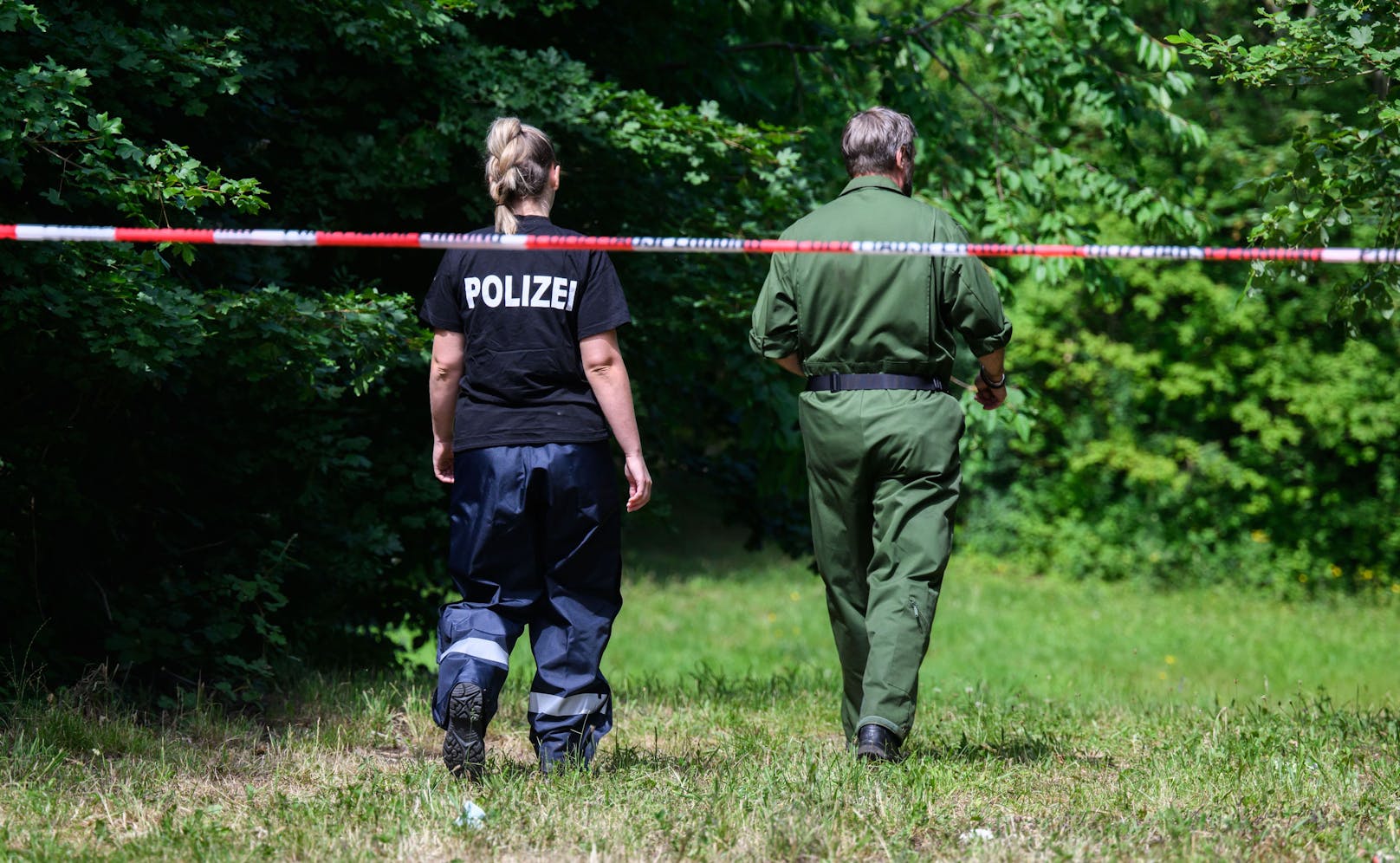 Mitarbeiter der Forensik der Polizei Salzgitter stehen an einem Tatort in einer Grünanlage am Hans-Böckler-Ring. Nach der Entdeckung eines toten 15-jährigen Mädchens.