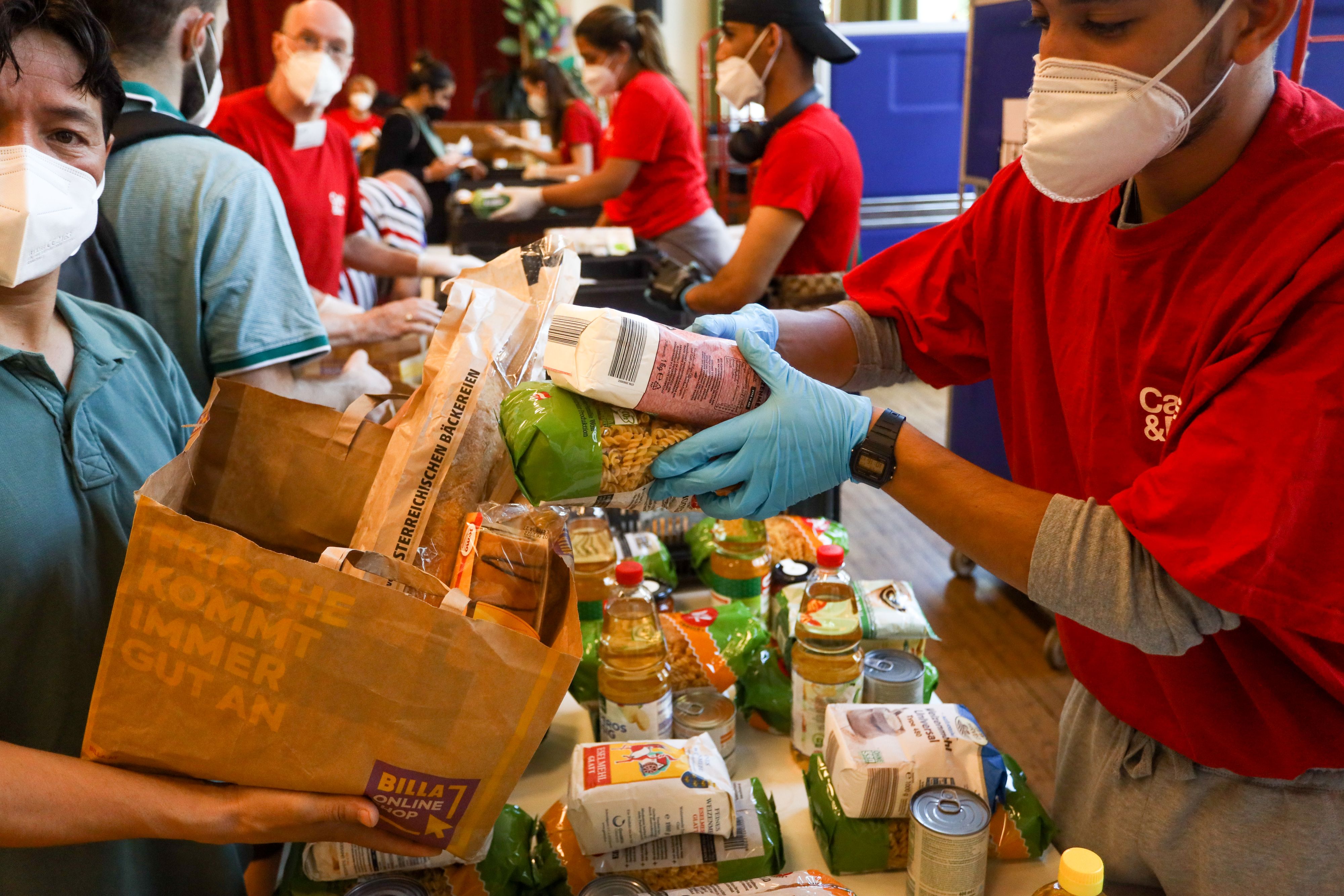 An diversen Standorten in Wien gibt die Caritas Lebensmittelspenden aus – doch die Lager leeren sich.