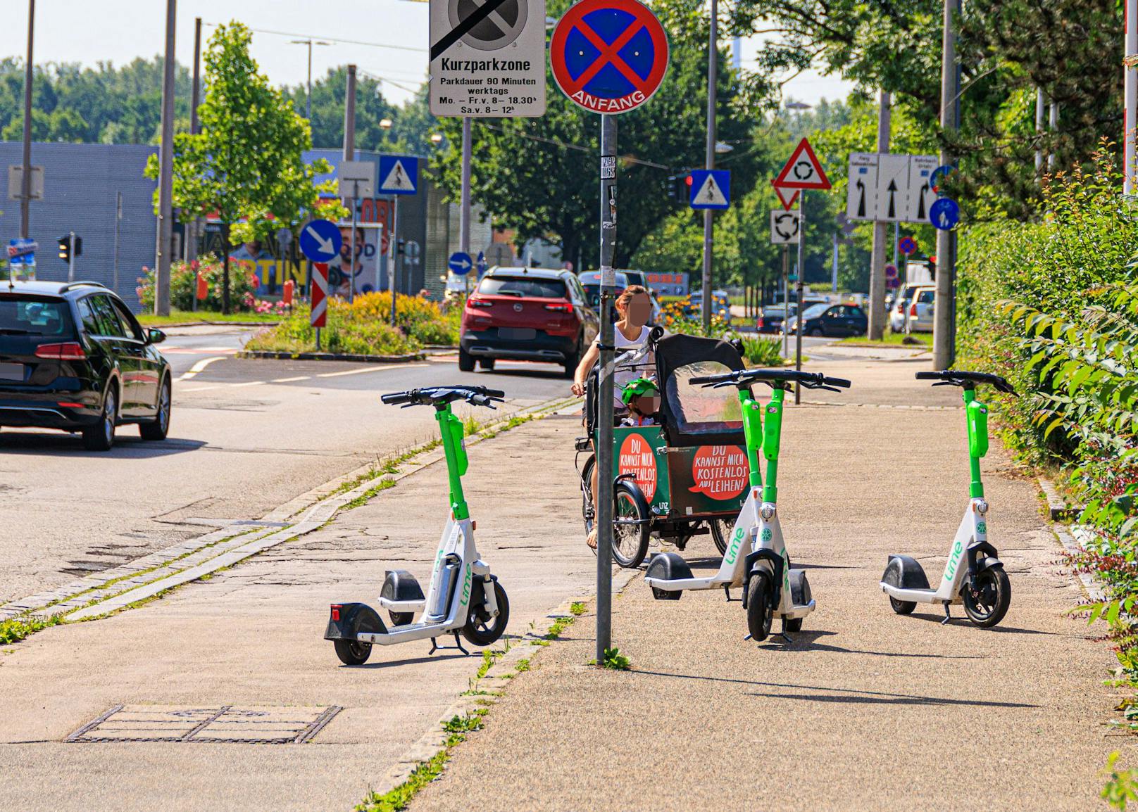 "Wild" abgestellte E-Scooter als Herausforderung für andere Verkehrsteilnehmer.