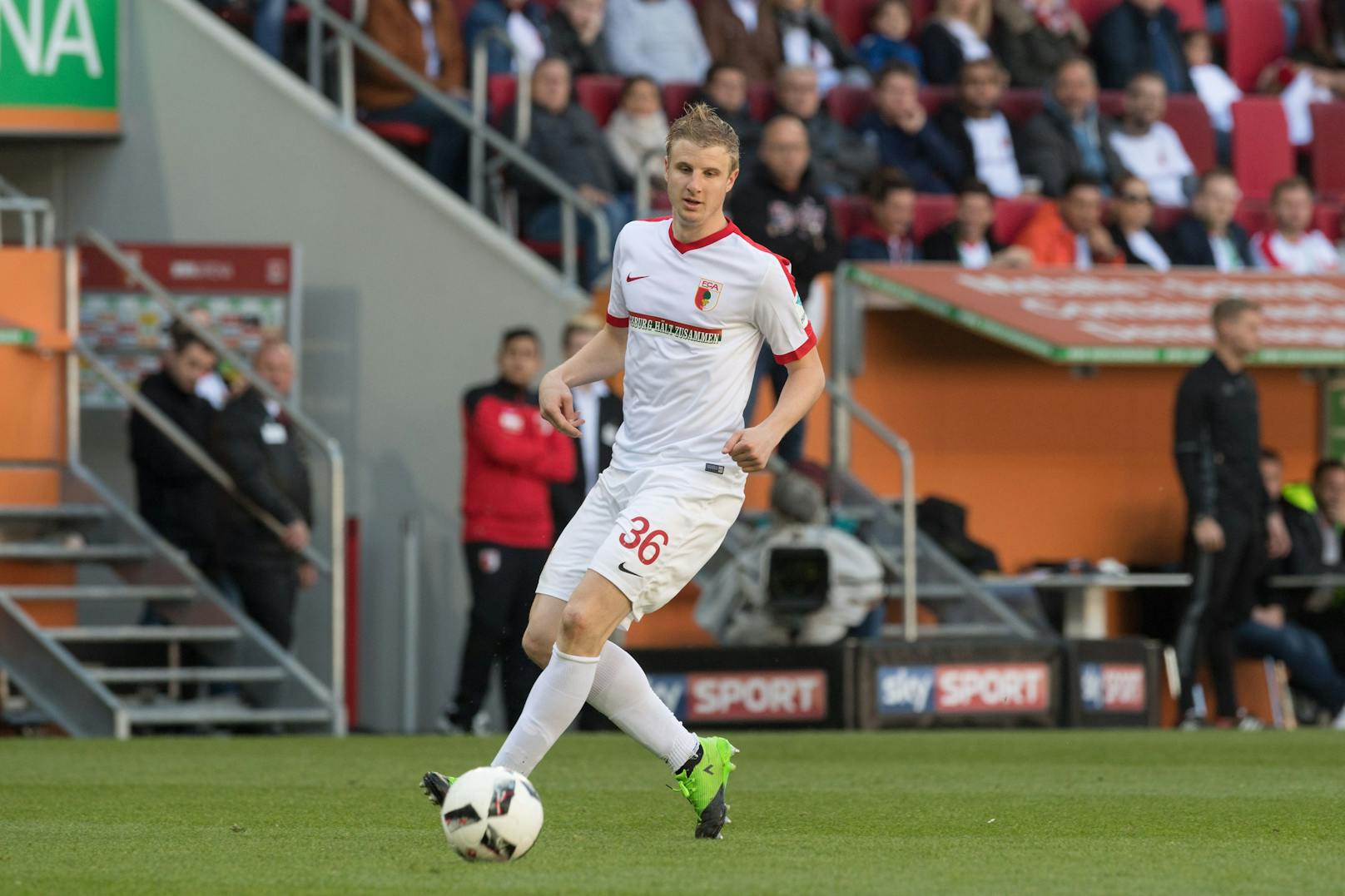 <strong>Augsburg 2016-2019:</strong> Nach Ablauf seiner Leihe blieb Hinteregger dem deutschen Oberhaus erhalten, wechselte für knapp zehn Millionen Euro zum FC Augsburg.