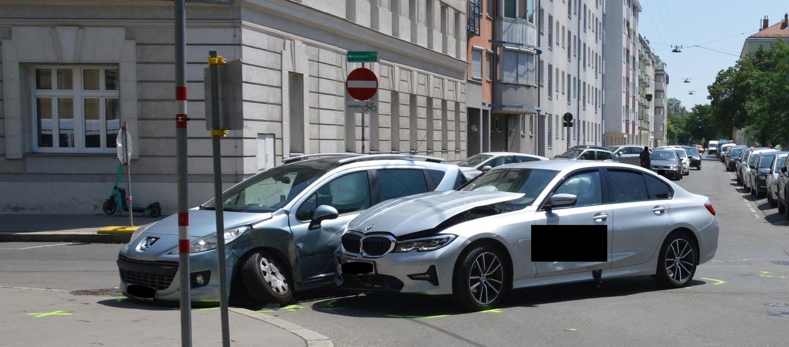 Eine 34-jährige Autofahrerin soll am Kinzerplatz Richtung Donaufelder Straße gefahren sein, als es an der Kreuzung mit der Nordmanngasse zur Kollision mit dem PKW einer 62-Jährigen, welche Richtung Fultonstraße unterwegs war, gekommen sein soll.