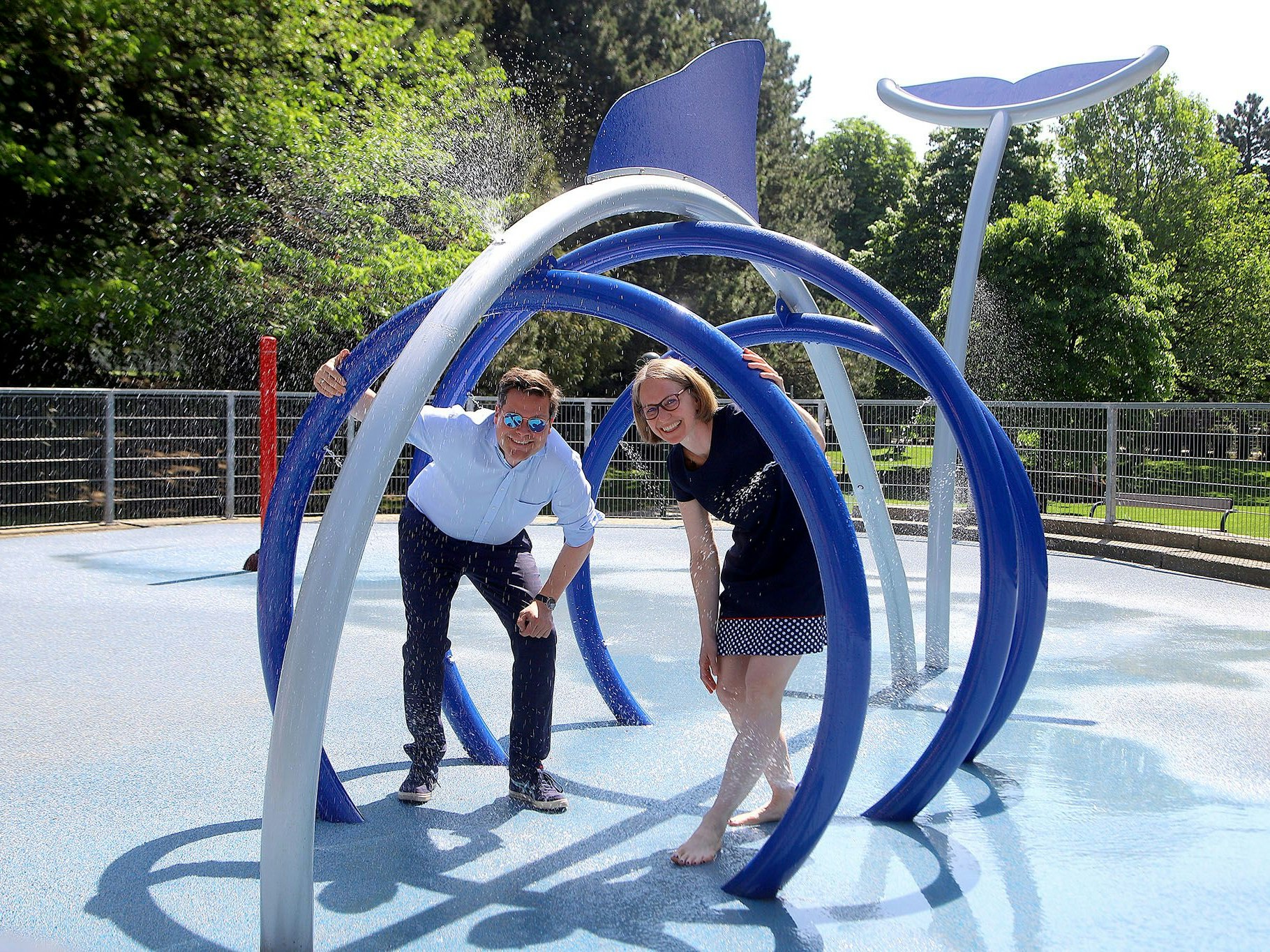 Eröffnung des Wasserspielplatz im Baumgartner Casino Park, mit StR Jürgen Czernohorszky und BVIn Michaela Schüchner.
