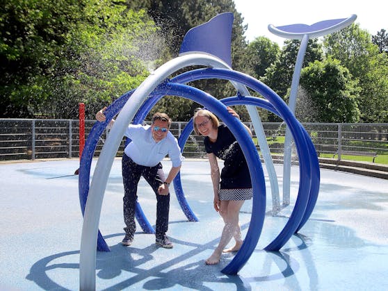 Eröffnung des Wasserspielplatz im Baumgartner Casino Park, mit Klimastadtrat Jürgen Czernohorszky und Bezirksvorsteherin Michaela Schüchner.