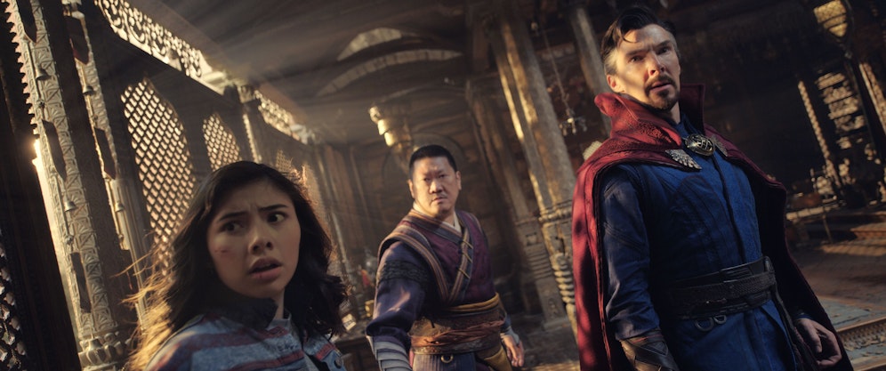 (v.l.n.r.) Xochitl Gomez als America Chavez, Benedict Wong als Wong und Benedict Cumberbatch als Dr. Stephen Strange in Marvel Studios' DOCTOR STRANGE IN THE MULTIVERSE OF MADNESS.&nbsp;