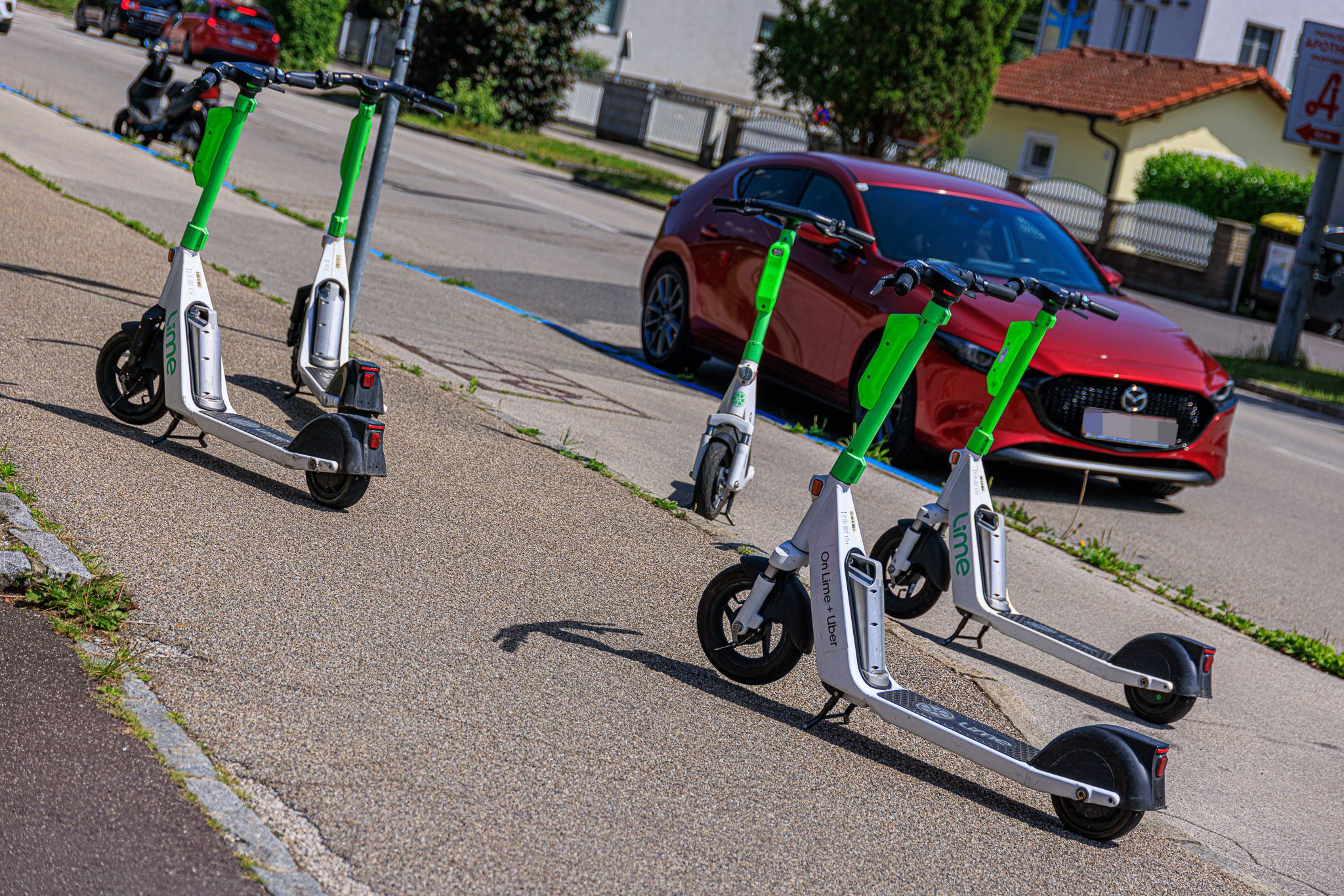 Auf einer Linzer Stadtstraße "wild" abgestellte E-Scooter versperren den Weg 