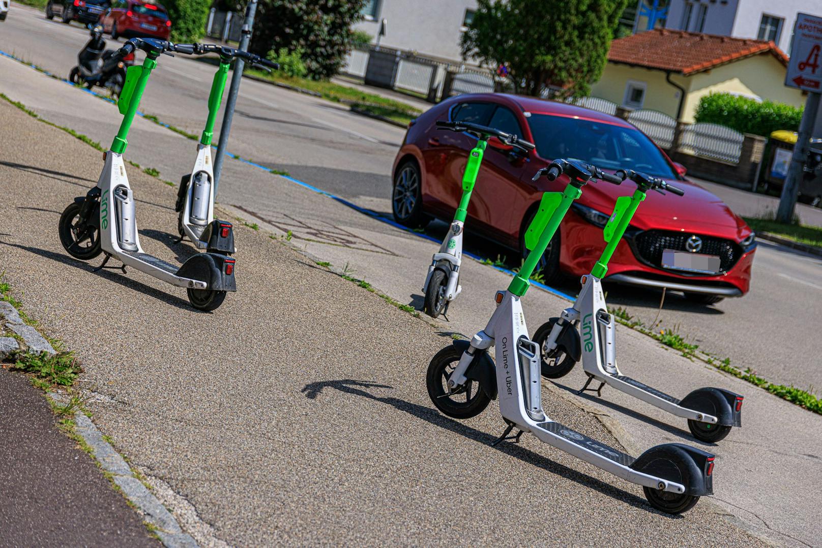 Aktuelles Beispiel aus Linz-Urfahr: E-Scooter versperren den Rad-und Fußweg auf der Johann-Wilhelm-Klein-Straße.