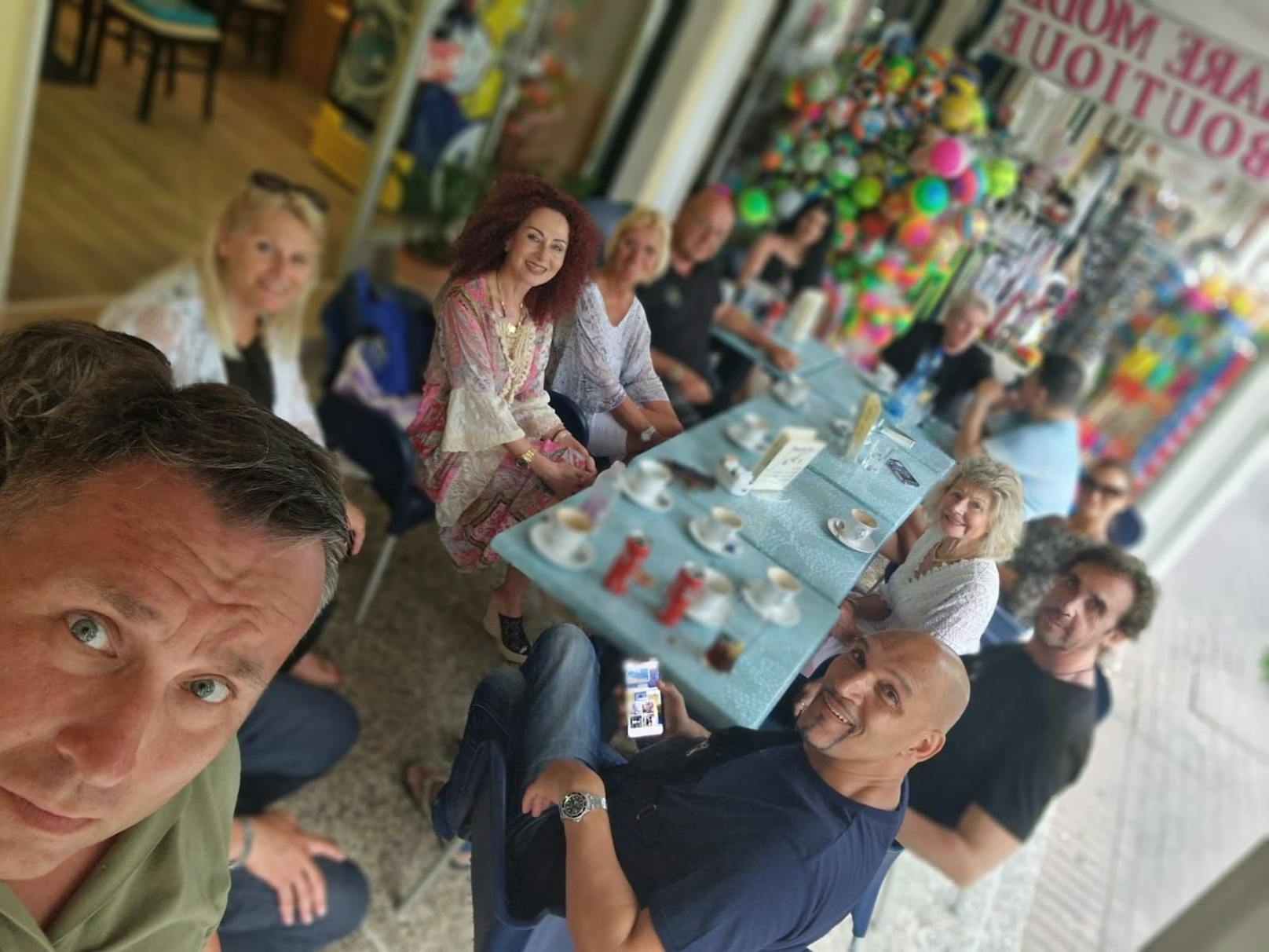 "Mausi" mit ihrer Italien-Reisegruppe im Café