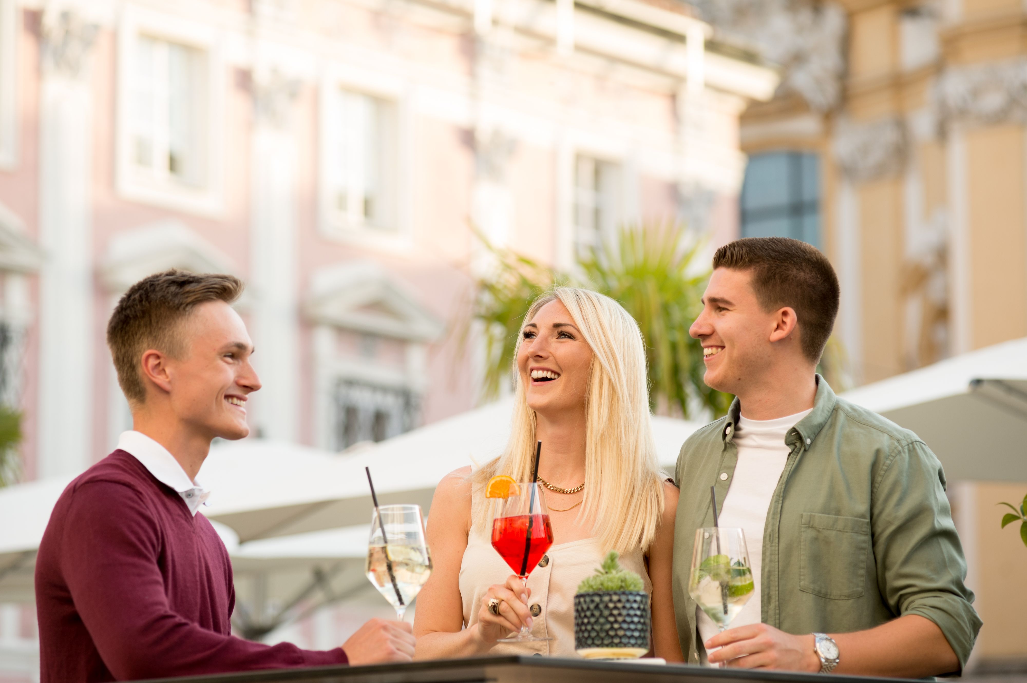 Julian Baier, Influencerin Linda "Lime" Baier und Elias Kaltenberger genießen das südländische Flair am St. Pöltner Rathausplatz.