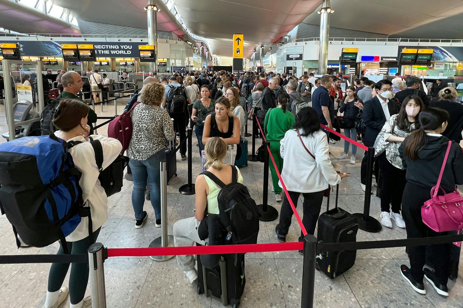 Die Menschen sind inmitten der anhaltenden Personalkrise der Branche mit Reisestörungen und langen Warteschlangen an Flughäfen konfrontiert. Nach zwei Jahren pandemiebedingter Einschränkungen ist die Reisenachfrage mit aller Macht zurück.