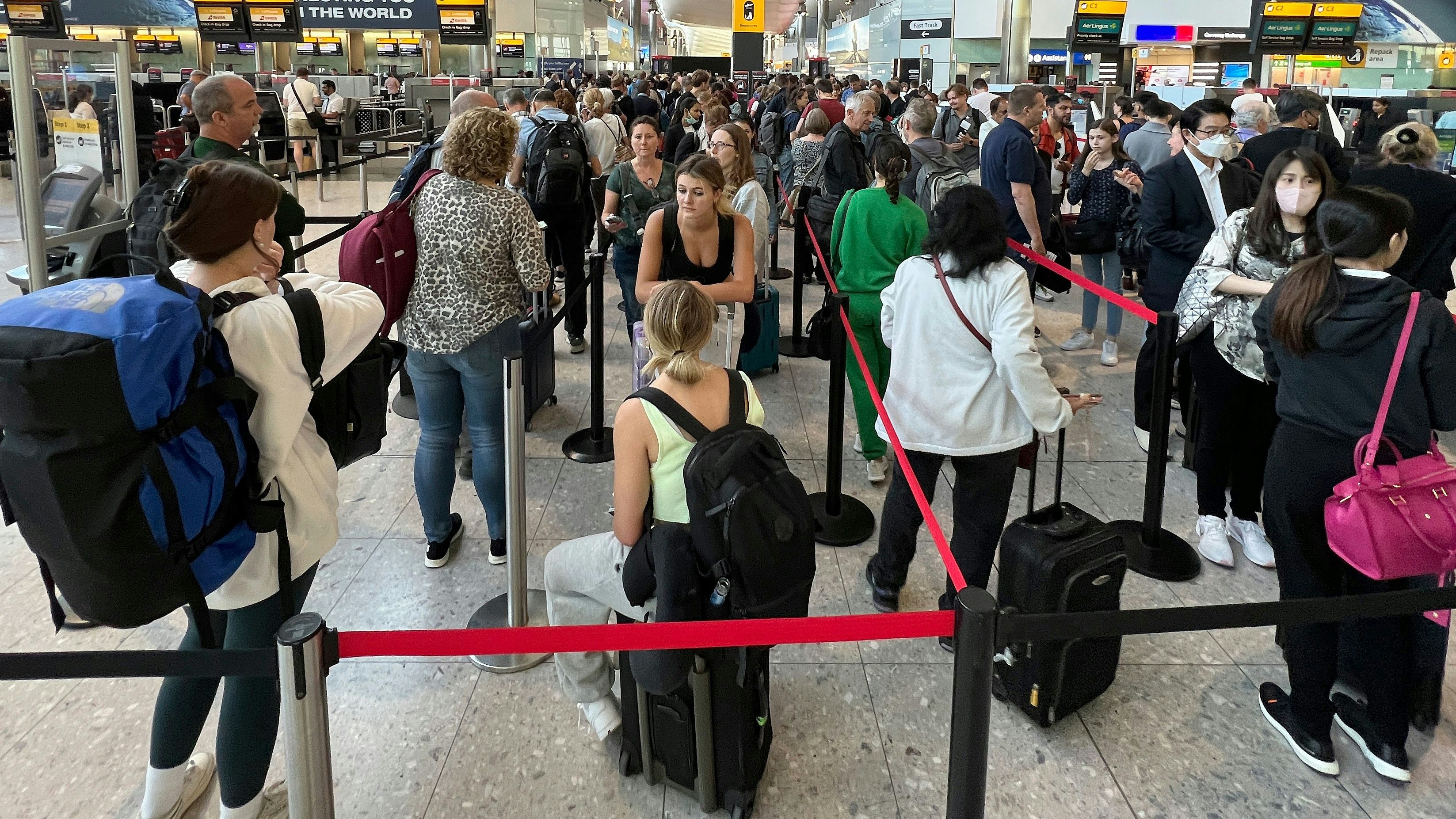 Die Menschen sind inmitten der anhaltenden Personalkrise der Branche mit Reisestörungen und langen Warteschlangen an Flughäfen konfrontiert. Nach zwei Jahren pandemiebedingter Einschränkungen ist die Reisenachfrage mit aller Macht zurück.