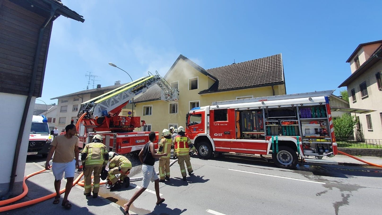Die Feuerwehren aus Hohenems und Altach konnten den Brand rasch unter Kontrolle bringen.