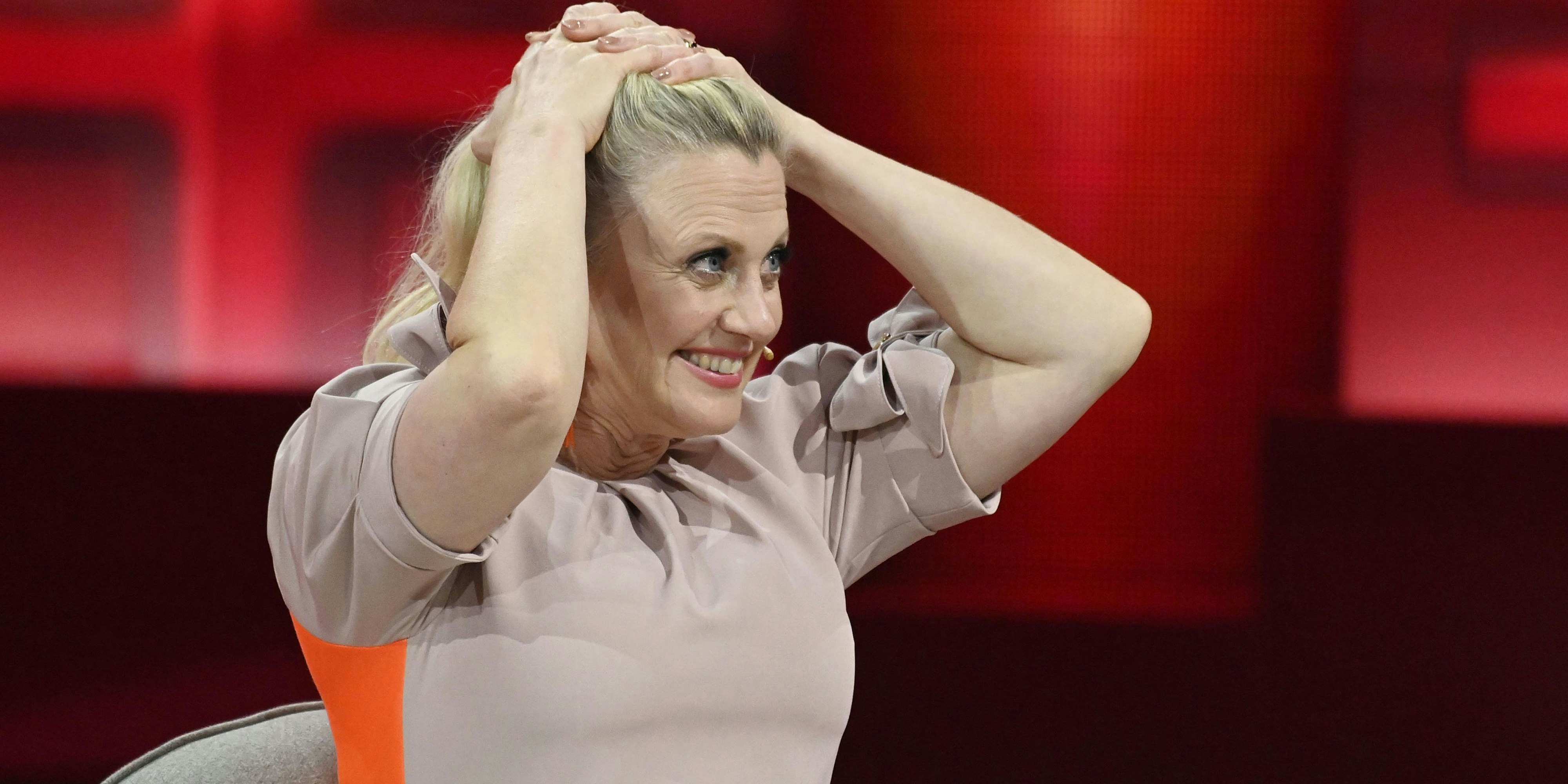 Download von www.picturedesk.com am 23.06.2022 (11:27).  ACT action_39118845 -- Barbara Schöneberger bei der Aufzeichnung der ARD-Unterhaltungsshow 'Verstehen Sie Spass?' im Studio H in Berlin-Adlershof. Berlin, 31.03.2022 - 20220331_PD16334 - Rechteinfo: Rights Managed (RM)