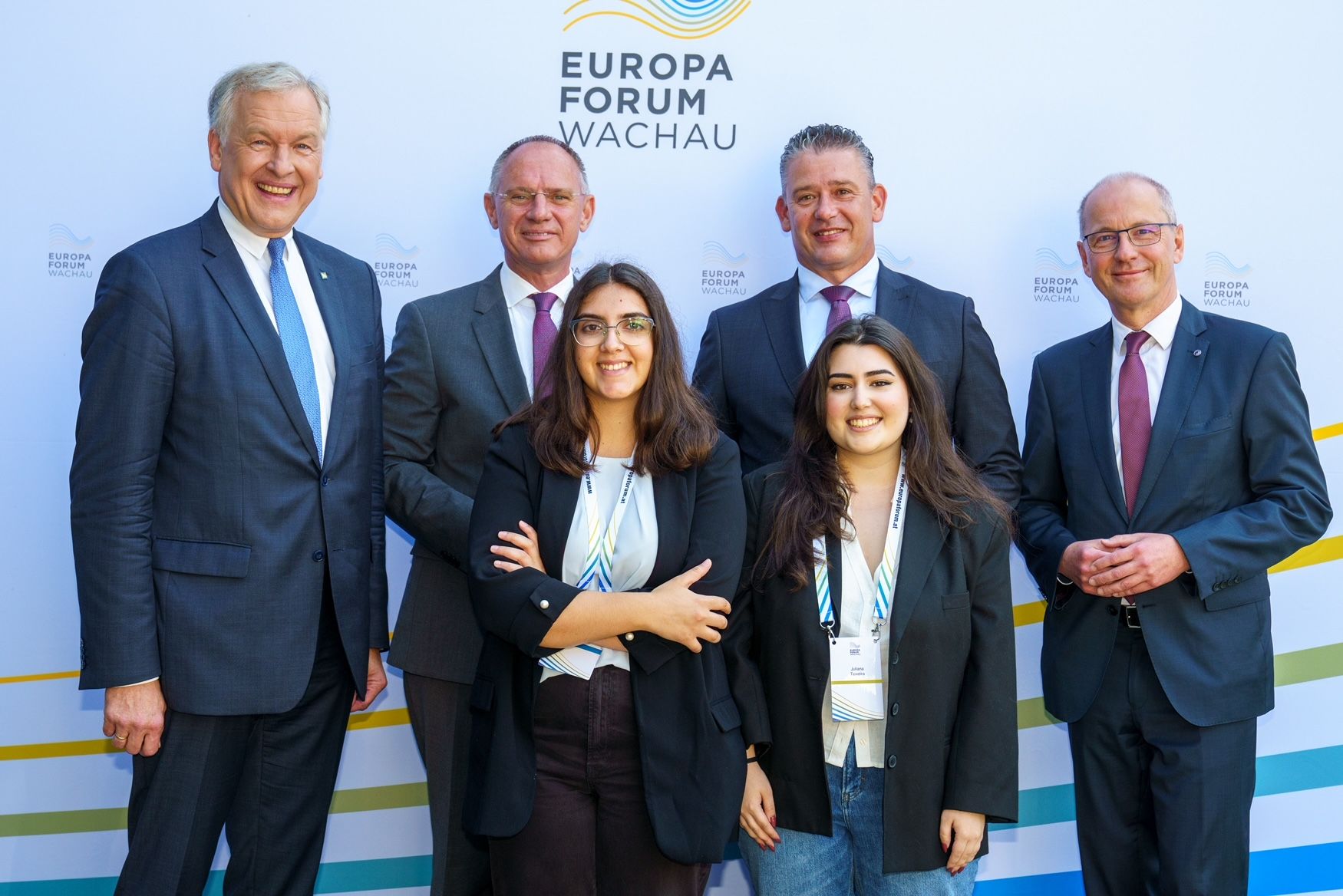 Landesrat Martin Eichtinger, Bundesminister für Inneres Gerhard Karner, slowakischer Innenminister Roman Mikulec, Rektor der Universität für Weiterbildung Krems Friedrich Faulhammer mit zwei Erasmus+ Teilnehmerinnen aus Portugal