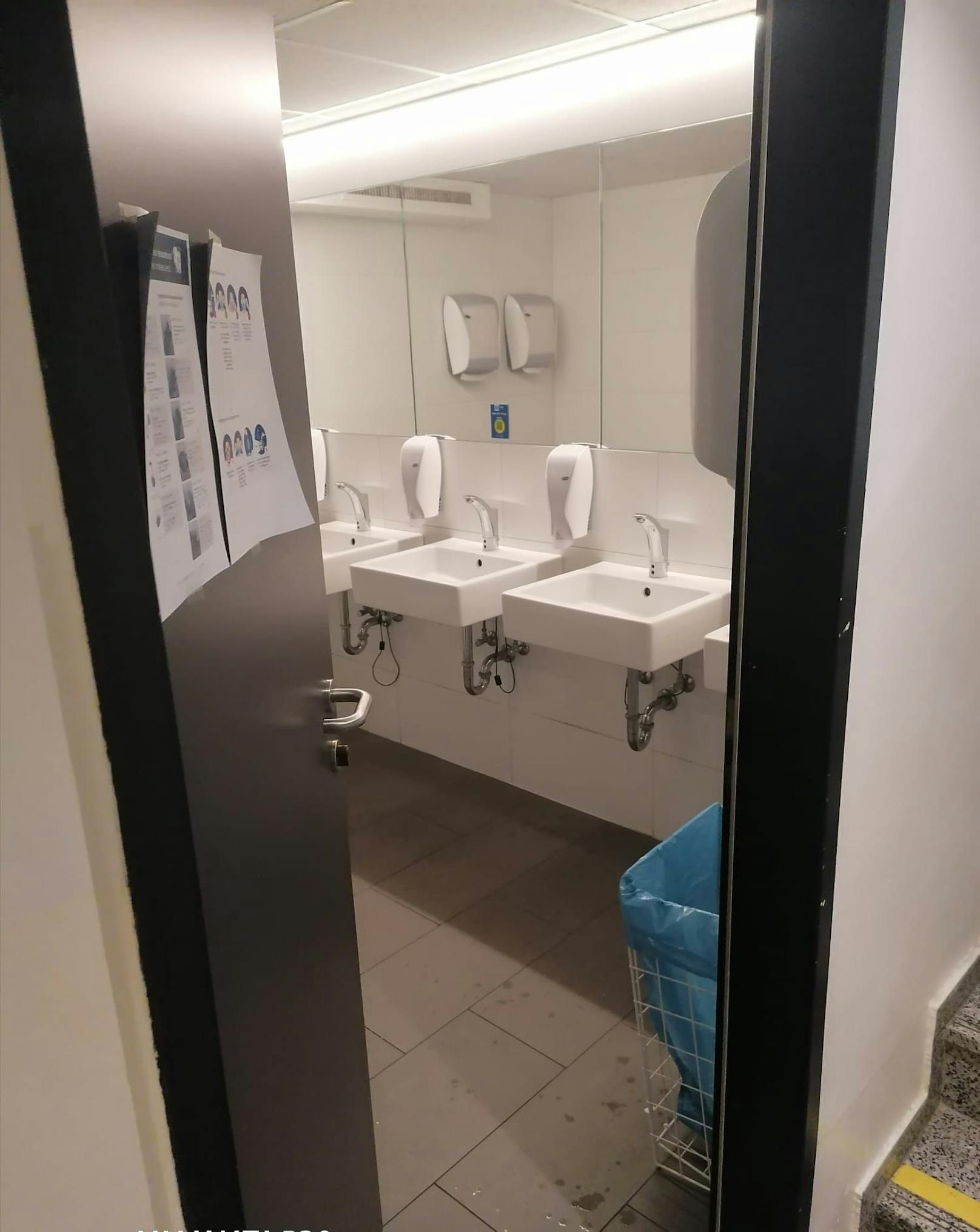 In der Wiener Stadthalle müssen Flüchtlinge im WC duschen.