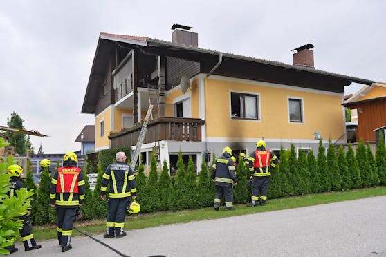 Das Feuer brach im Keller aus und breitete sich rasch aus.