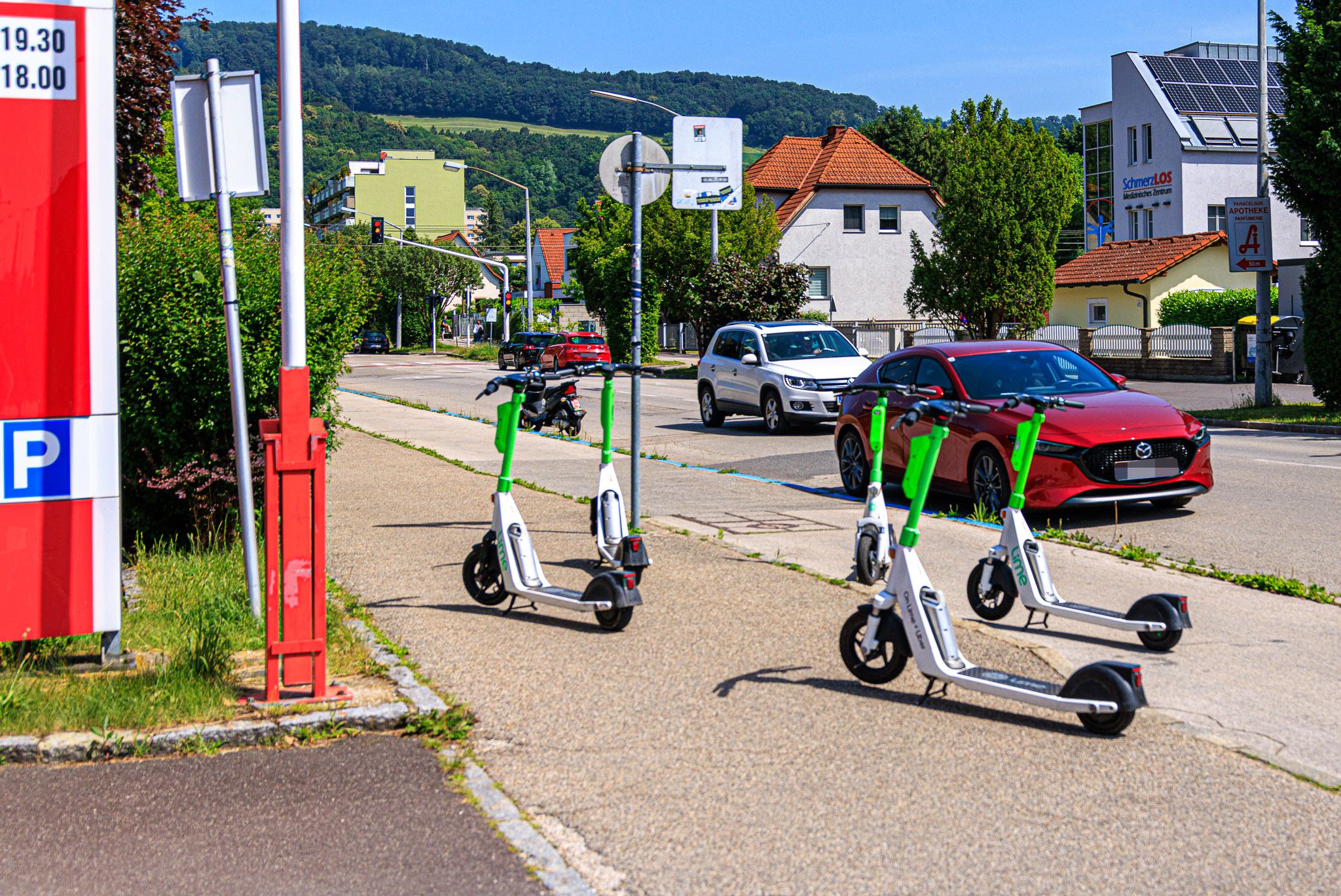 Aktuelles Beispiel aus Linz: E-Scooter versperren den Weg.