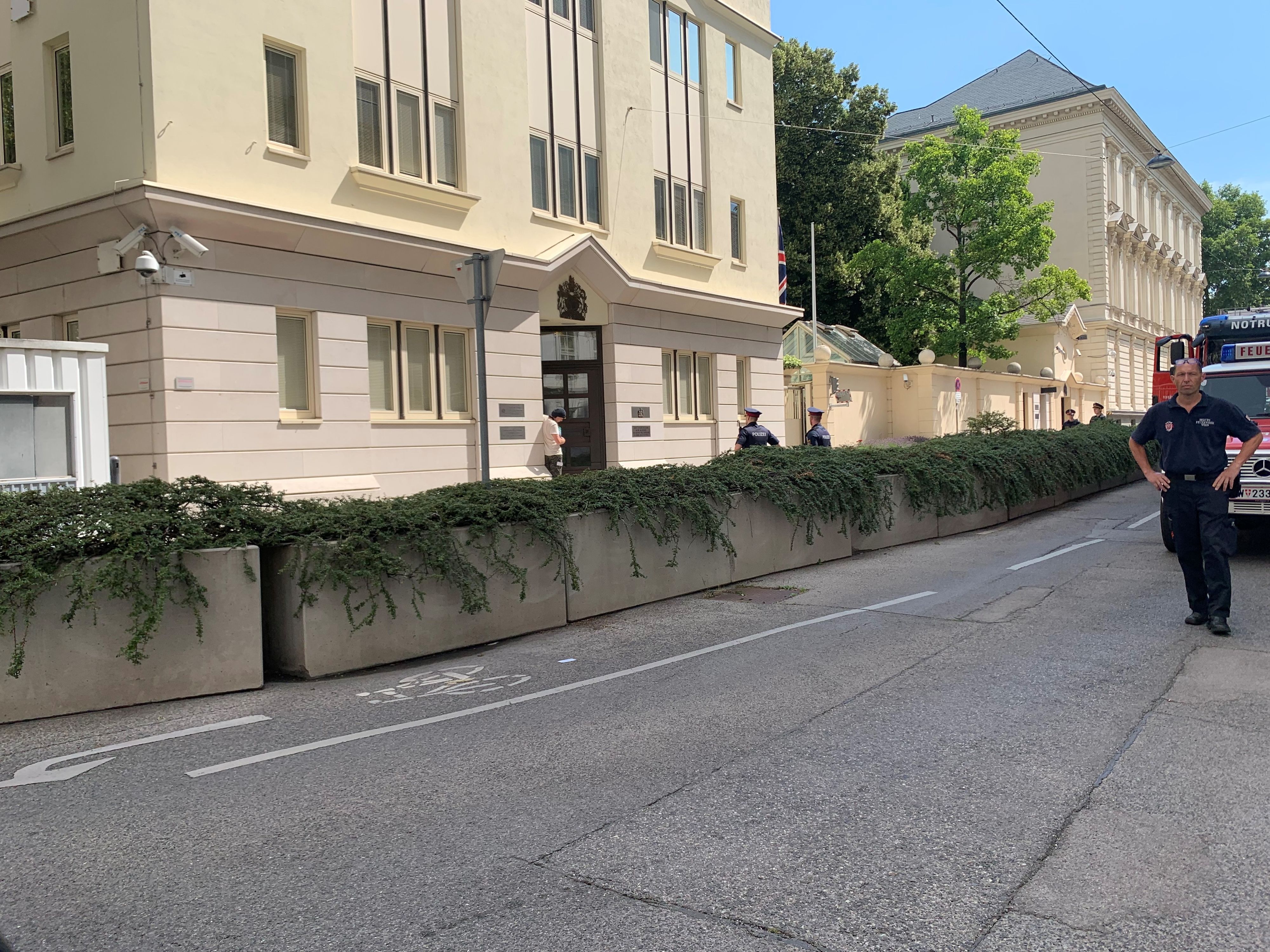 Im Zuge einer Protestaktion vor der britischen Botschaft klebte ein Mann seine Hand auf die Fassade des Hauses.