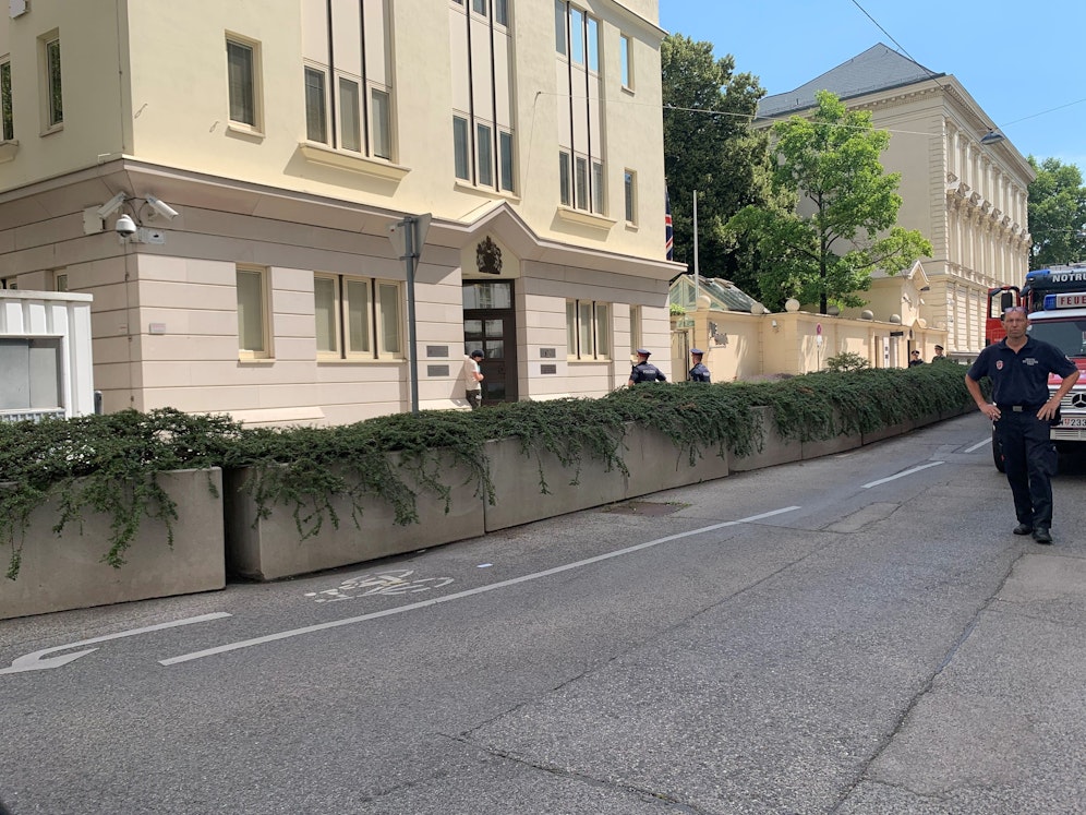 Im Zuge einer Protestaktion vor der britischen Botschaft klebte ein Mann seine Hand auf die Fassade des Hauses.