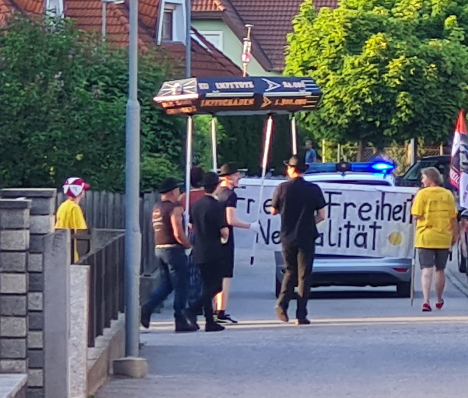 Mit einem Sarg wird durch Loosdorf marschiert.