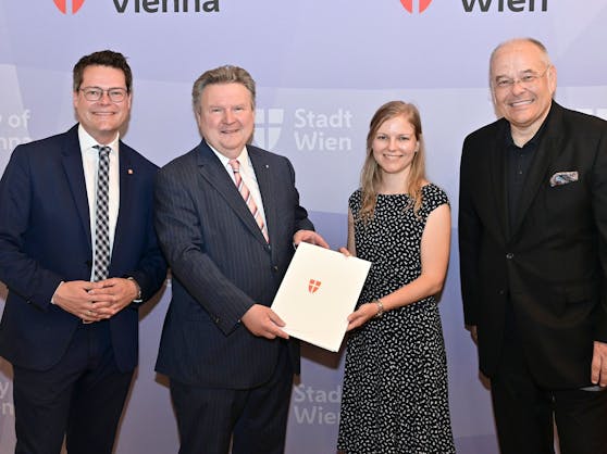 Iris Tichelmann mit Bürgermeister Michael Ludwig, Personalstadtrat Jürgen Czernohorszky (links) und Magistratsdirektor-Stellvertreter Wolfgang Müller (rechts).