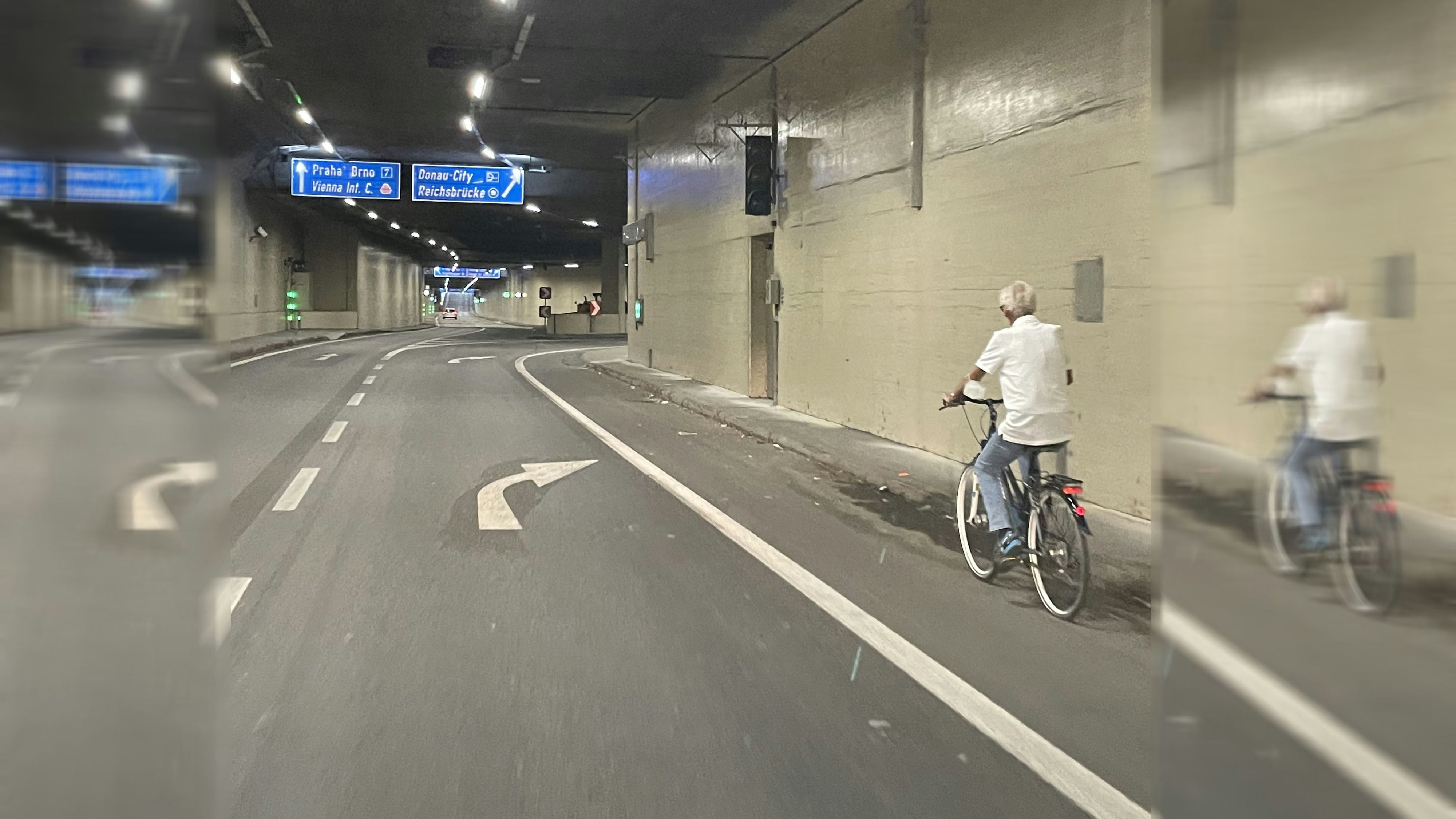Wiener fährt mit Fahrrad durch Kaisermühlen-Tunnel