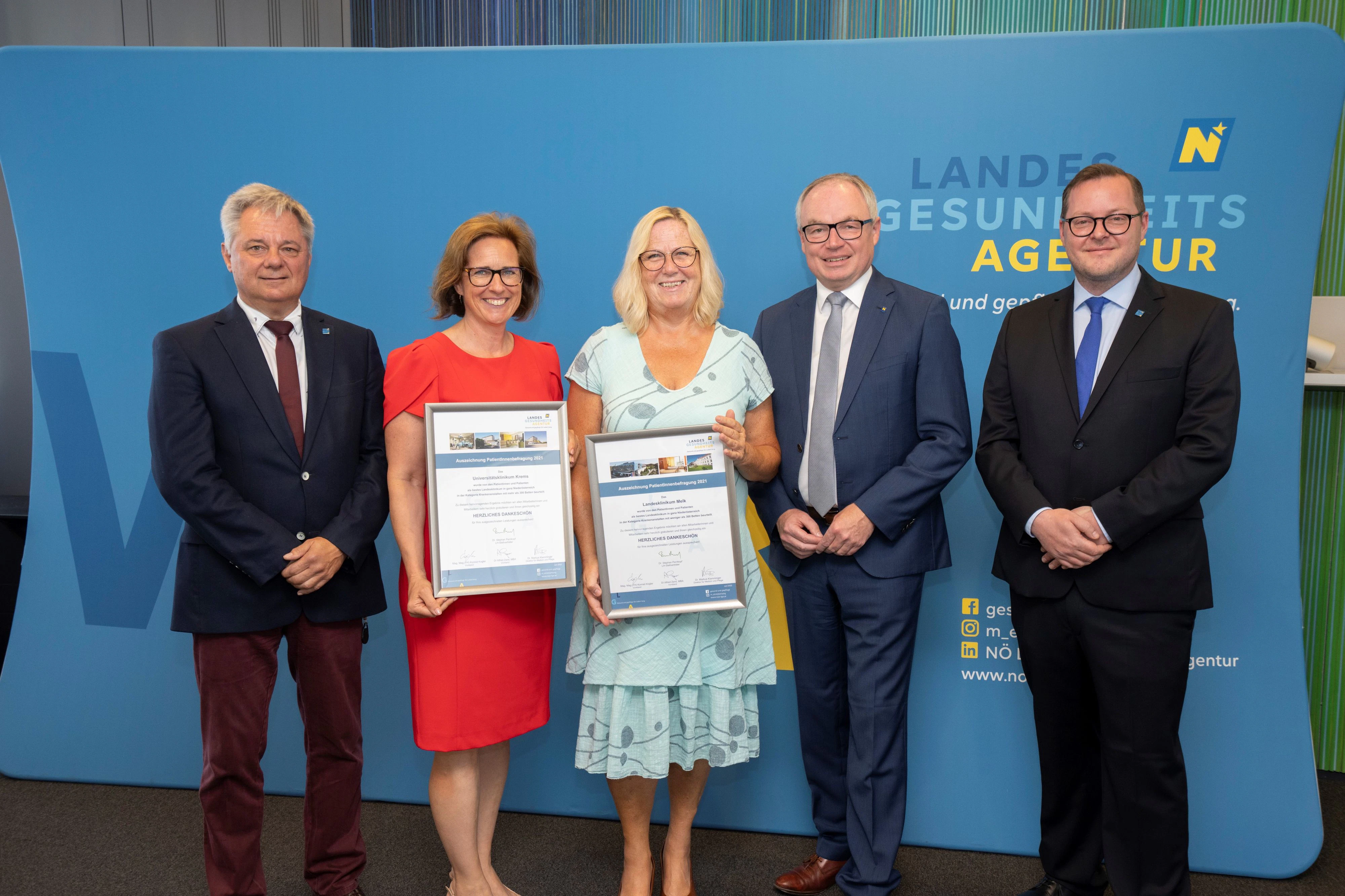 Markus Klamminger, Direktor für Medizin und Pflege NÖ Landesgesundheitsagentur, Annette Wachter, Pflegedirektorin UK Krems (best bewertetes Klinikum mit mehr als 300 Betten), Doris Roislehner, Pflegedirektorin LK Melk (best bewertetes Klinikum mit weniger als 300 Betten), LH-Stellvertreter Stephan Pernkopf und Rupert Schreiner, Leitung Personal und Organisation NÖ Landesgesundheitsagentur