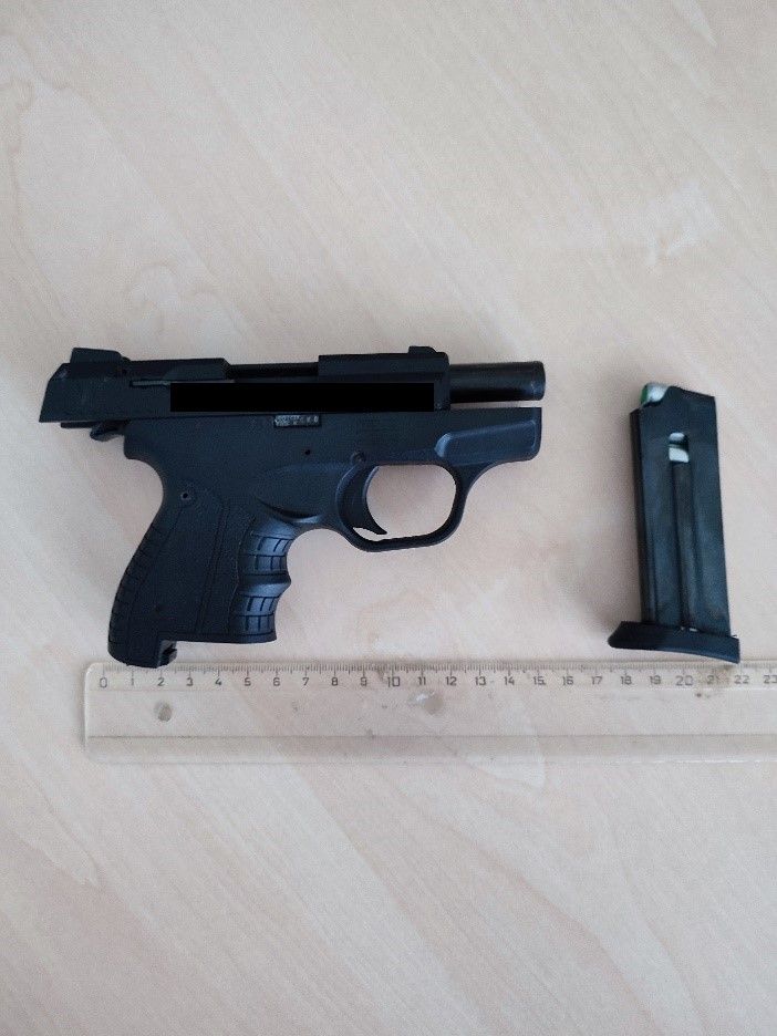 Mit dieser Schreckschusswaffe bedrohte ein 27-Jähriger in der Donaustadt grundlos Passanten.
