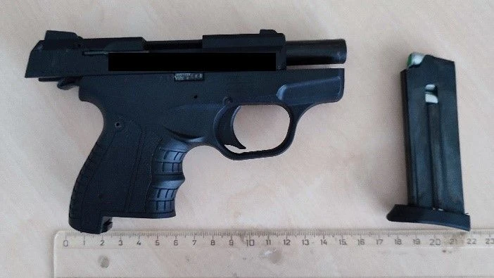 Mann bedroht Passanten mit Messer und Schreckschusswaffe