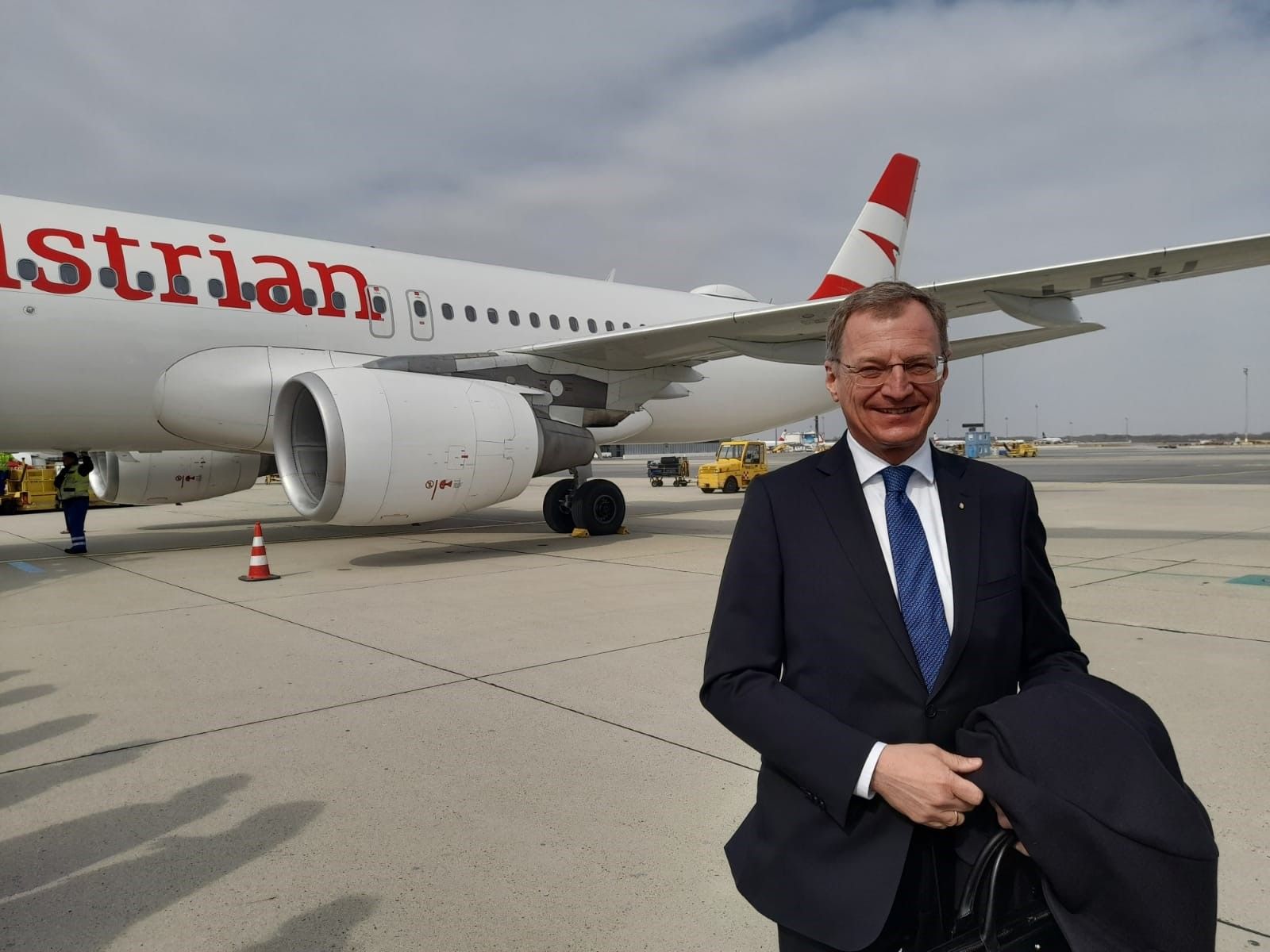 Viel mit dem Flugzeug unterwegs: LH Thomas Stelzer bei einer Auslandsreise im Frühjahr&nbsp;