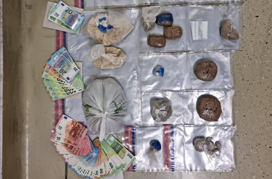 Die Wiener Polizei stellte Drogen und Bargeld sicher.