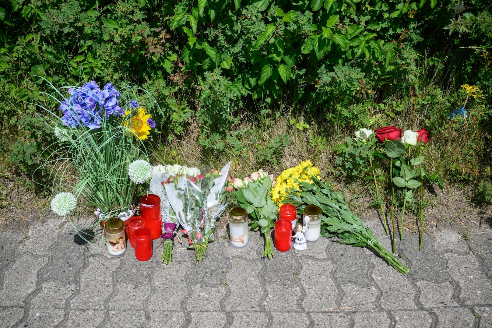 Kerzen, Blumen und Figuren zum Gedenken am Hans-Böckler-Ring. Nach der Entdeckung eines toten 15-jährigen Mädchens in Salzgitter gelten zwei Jugendliche als dringende Verdächtige. Es handelt sich um einen 13-Jährigern und einen 14-Jährigen.