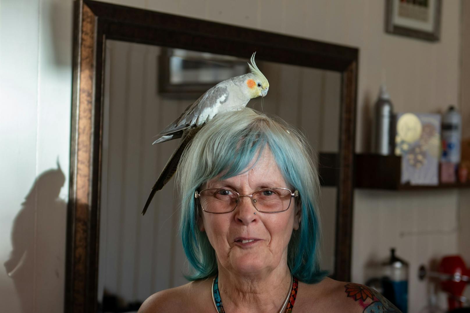 Die Friseurin Angel Russel hat buchstäblich einen Vogel: Ihren Nymphensittich "Pippa". 