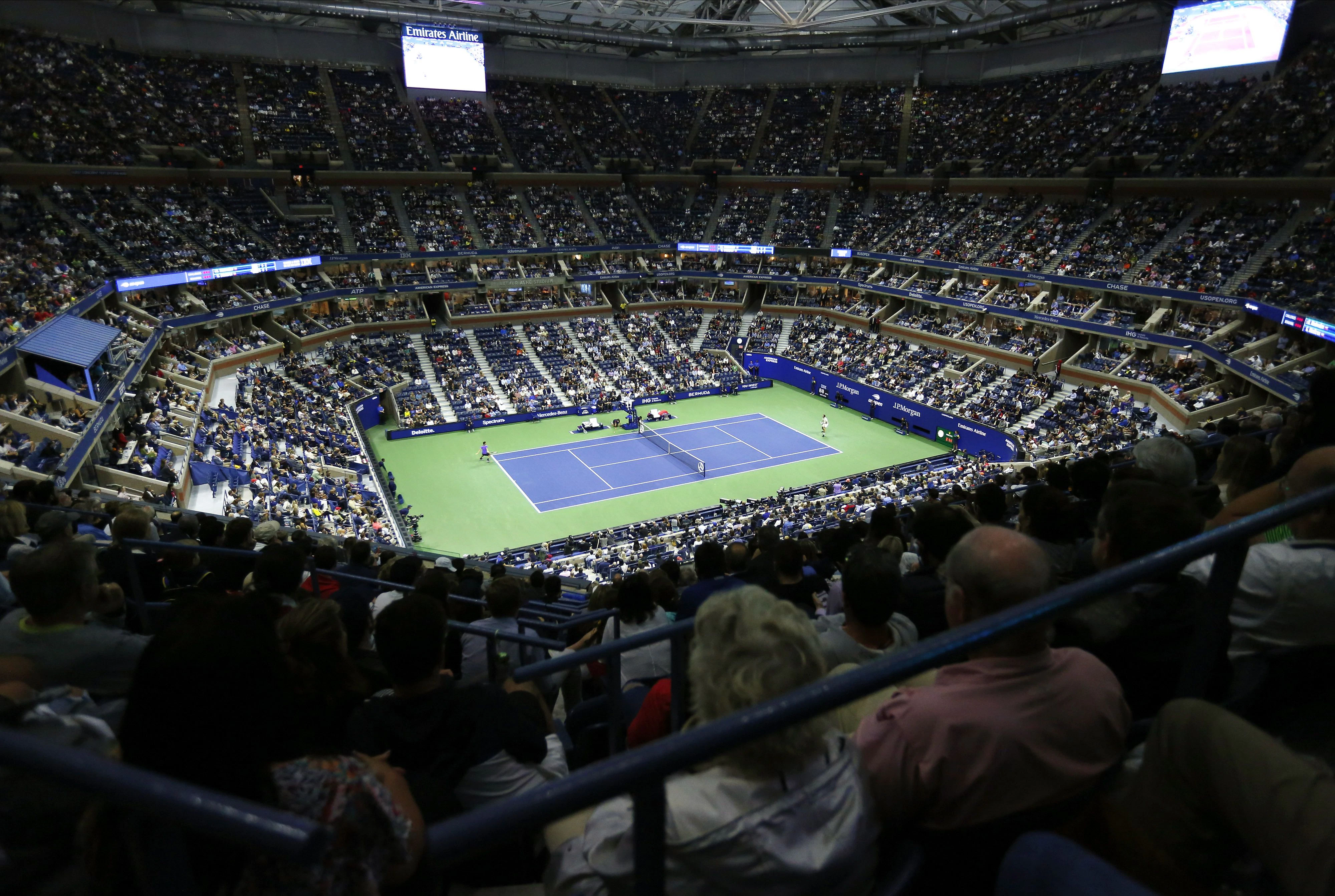 Fans im vollen Arthur Ashe Stadium bei den US Open
