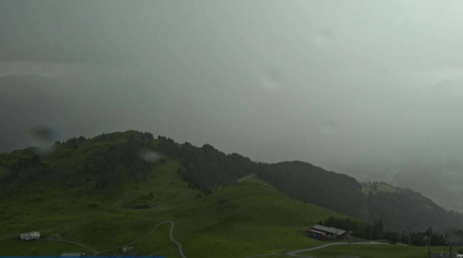 Dunkle Wolken brauen sich gegen 16 Uhr am Freitag in Kitzbühel zusammen,