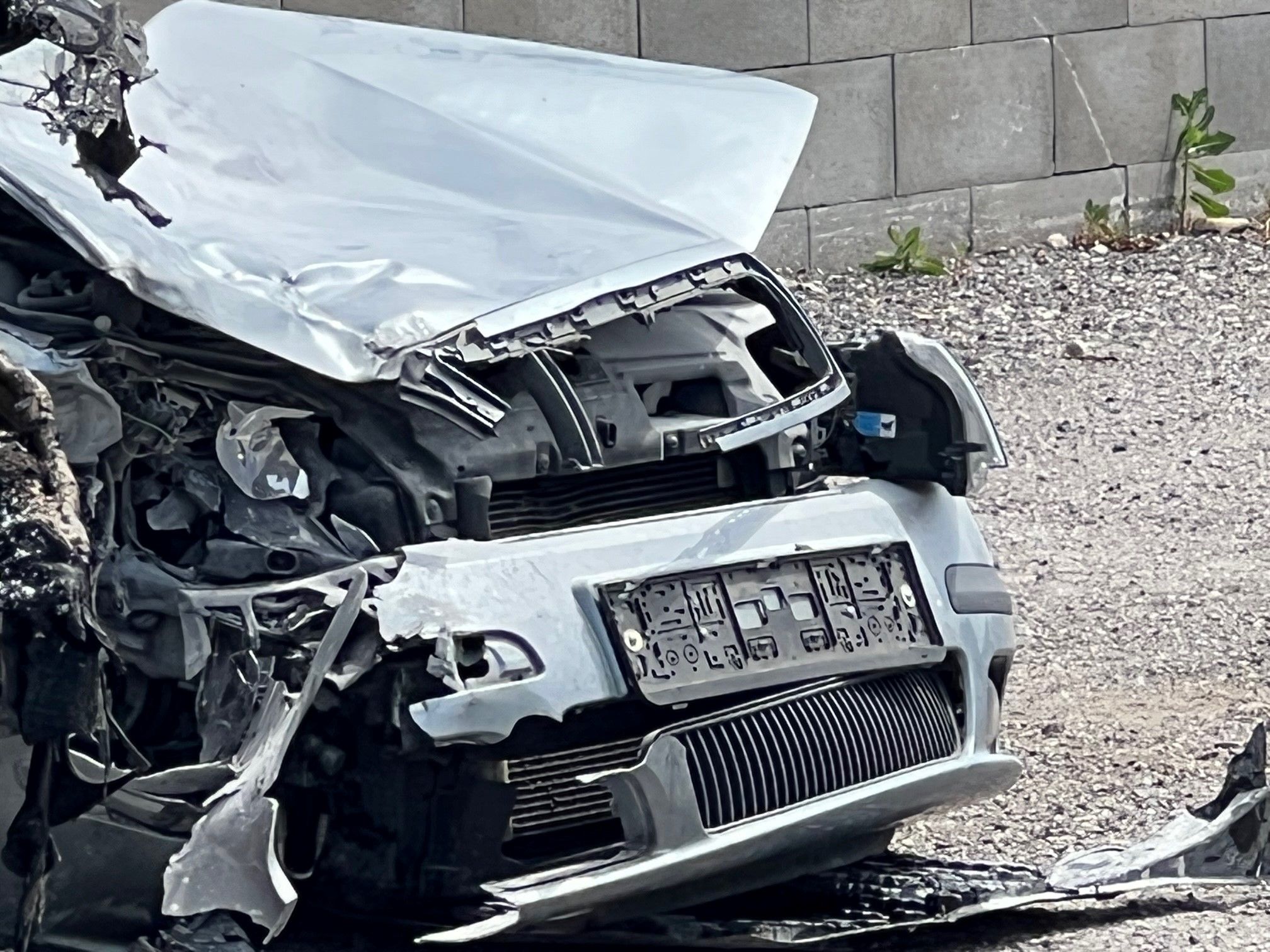 Das Motorrad ging nach dem Crash in Flammen auf.