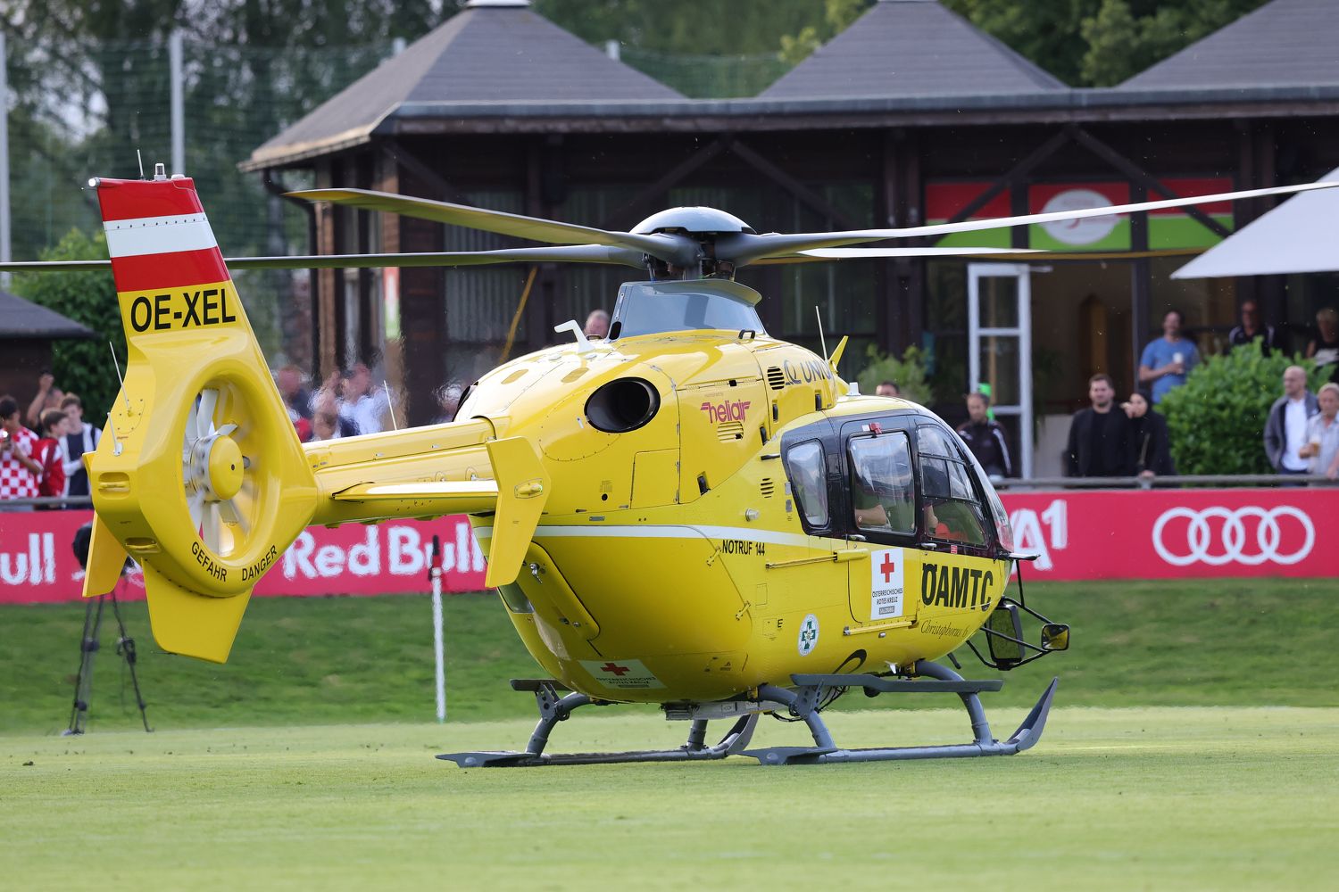 Ein Hubschrauber landete auf dem Rasen. 